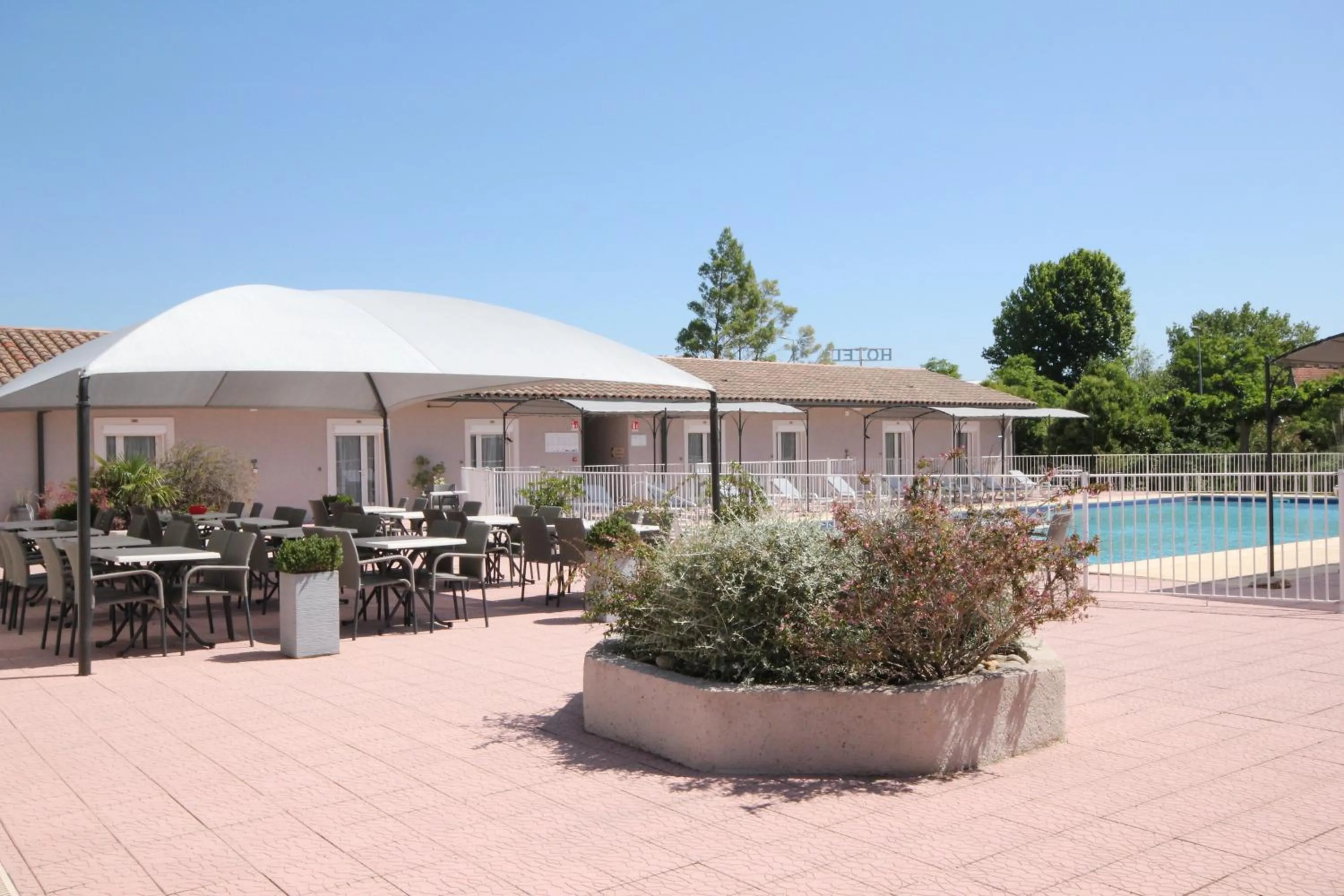 Patio in Hôtel Saint Louis