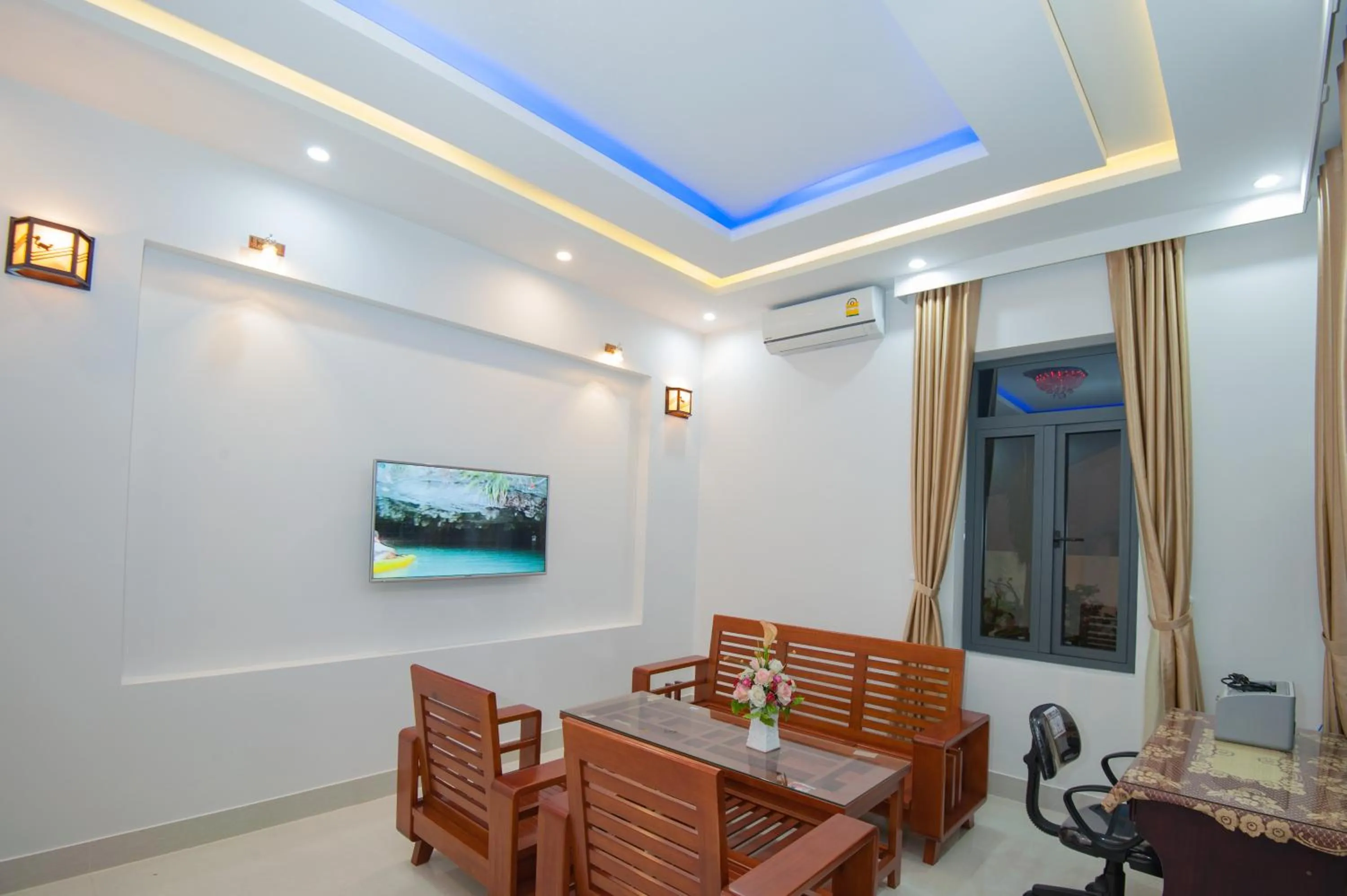 Communal lounge/ TV room in An Bang Golden Beach Villa