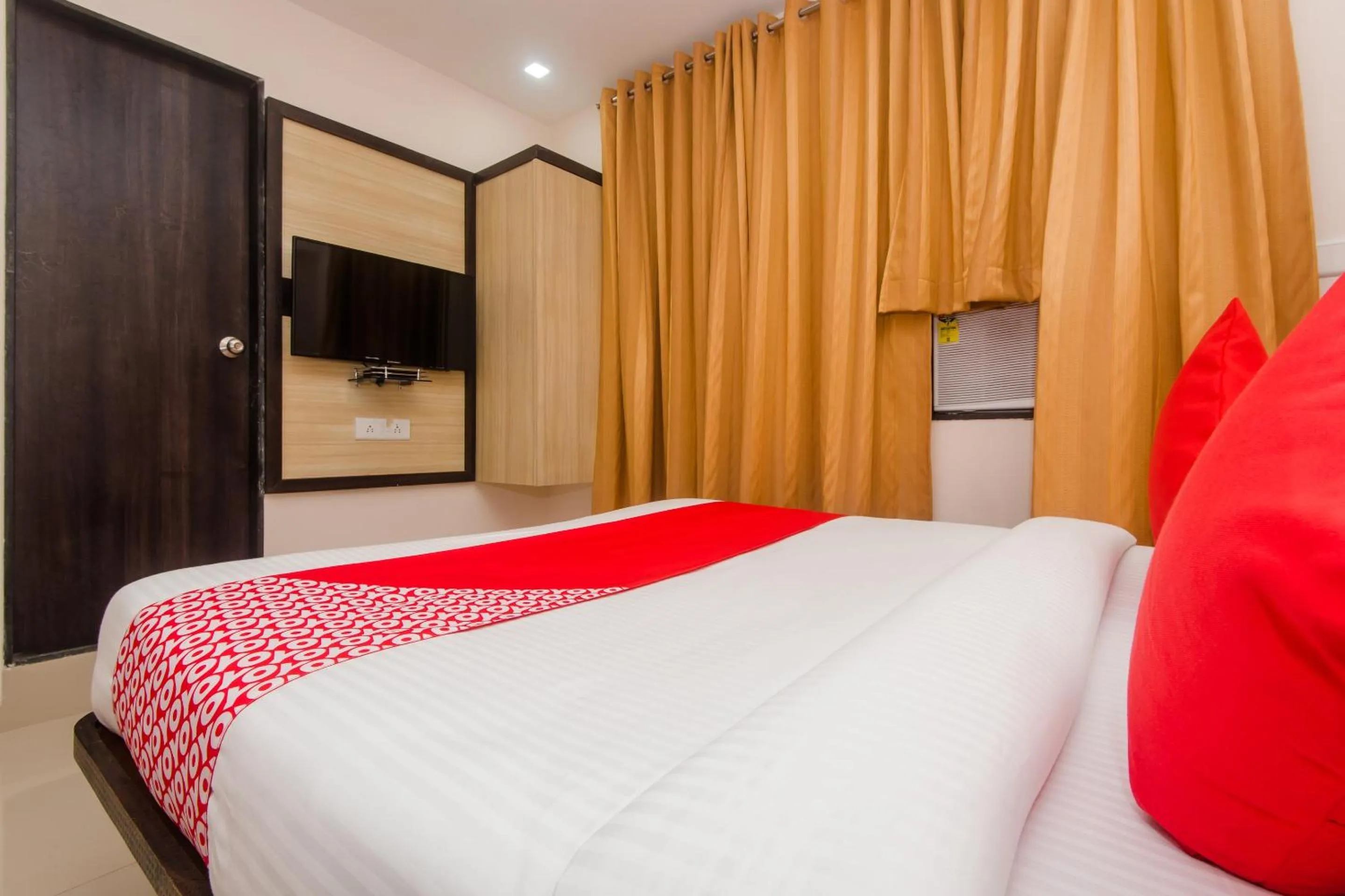 Bedroom, Bed in OYO 13511 Hotel Gems