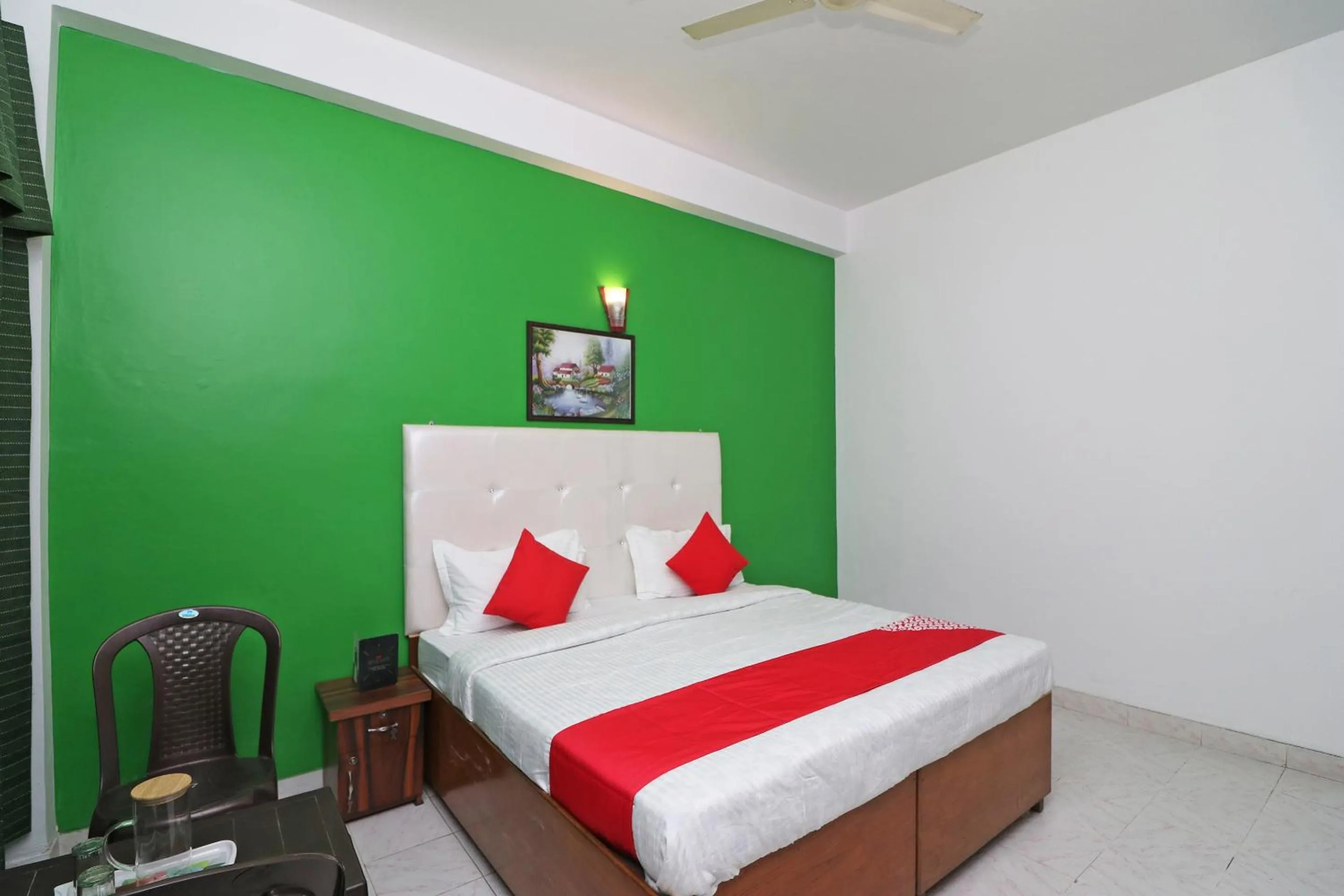 Bedroom in OYO Ooak Hotel