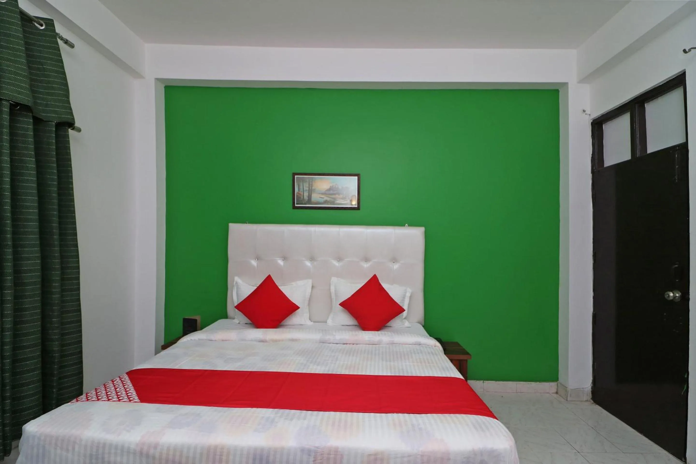 Bedroom in OYO Ooak Hotel