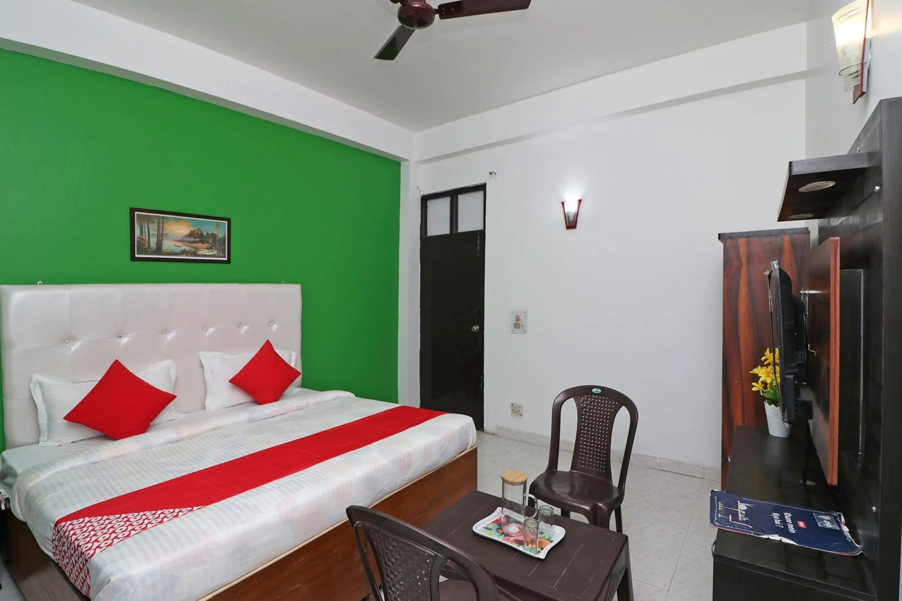 Bedroom in OYO Ooak Hotel