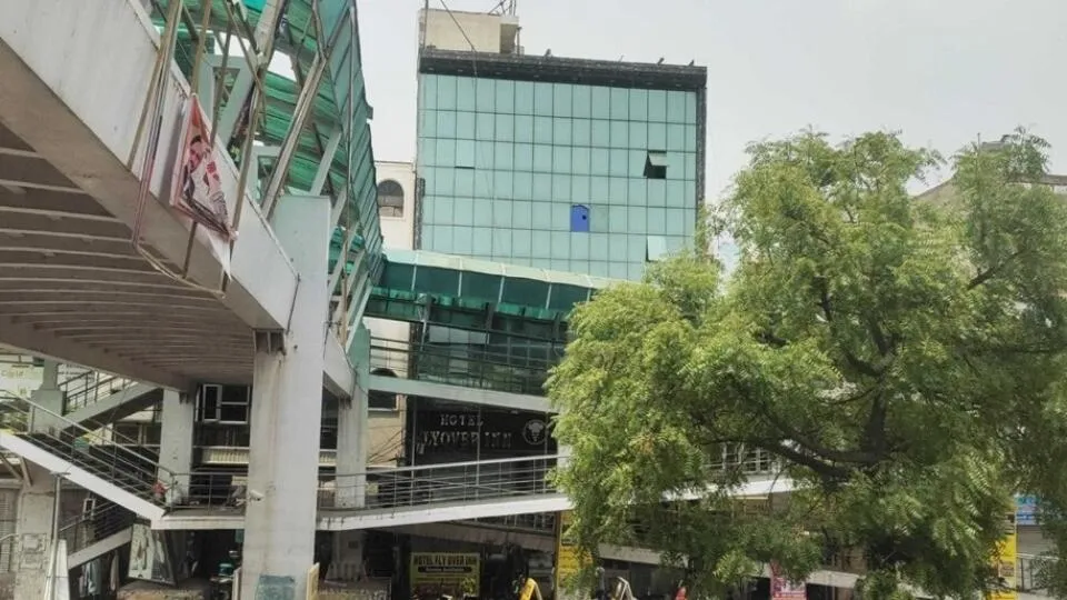 Facade/entrance in Hotel O Flyover Inn
