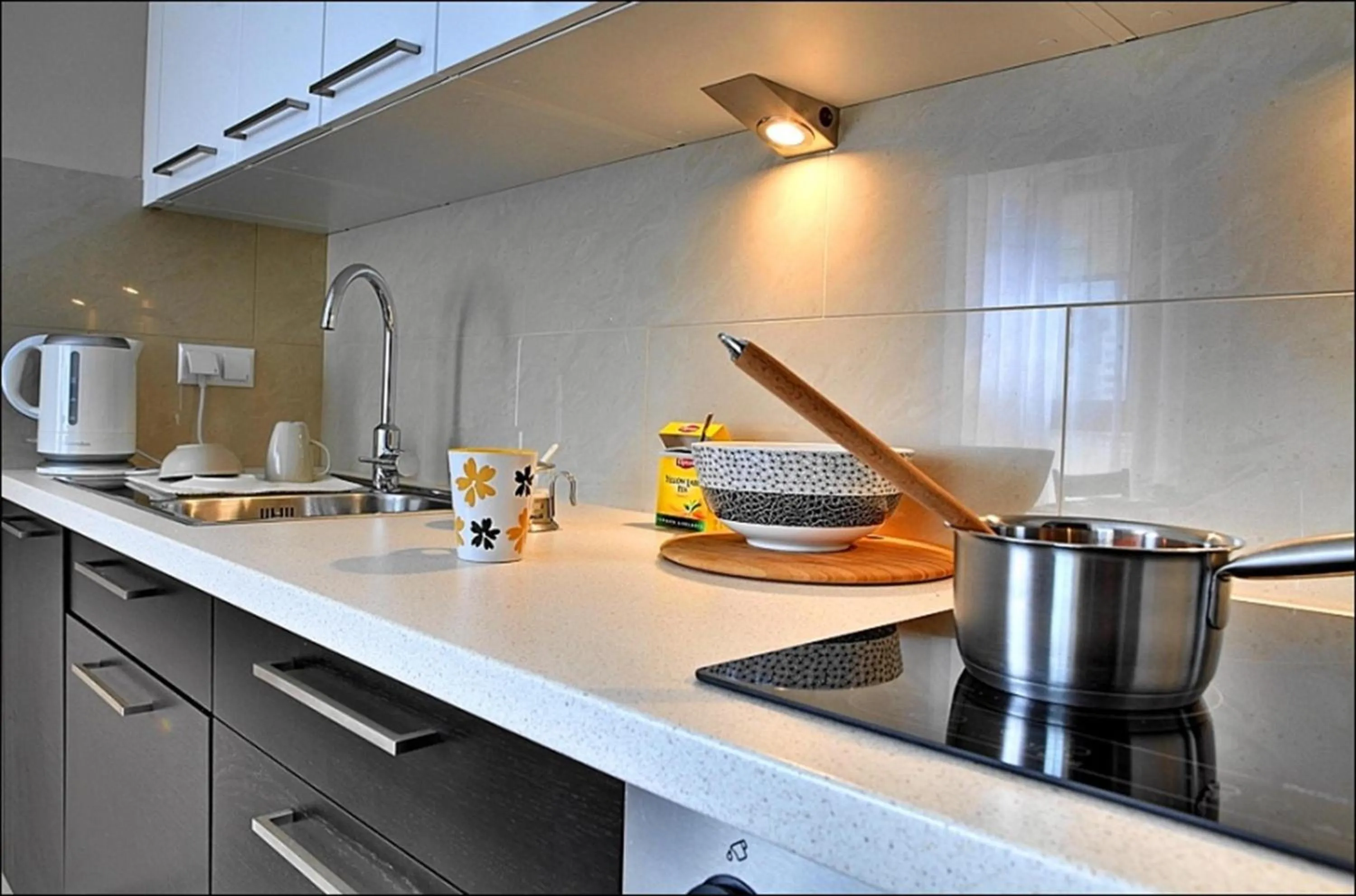 Kitchen or kitchenette in P&O Giełdowa Serviced Apartments