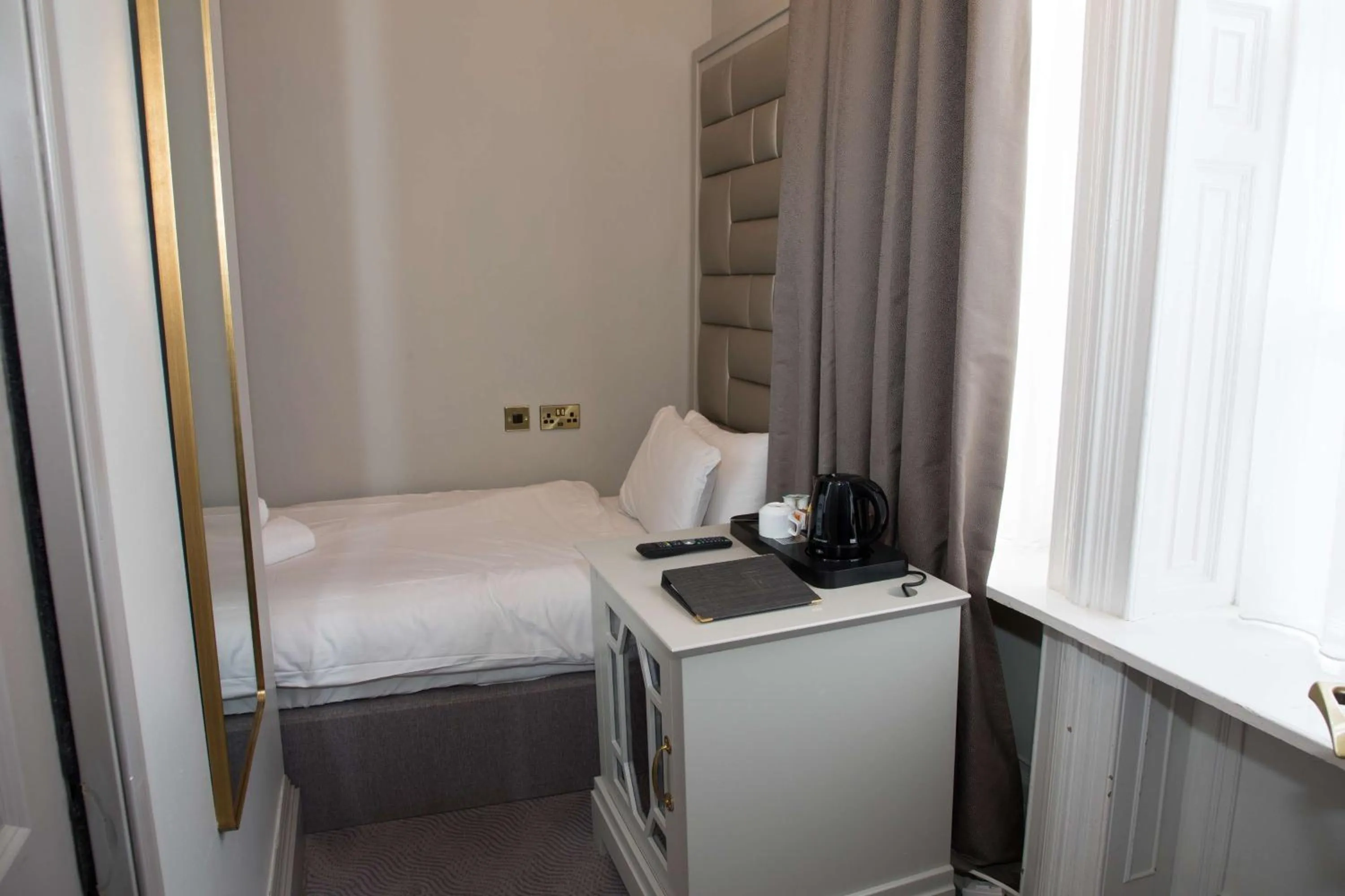 Bedroom, Bed in Henrietta House, a member of Radisson Individuals