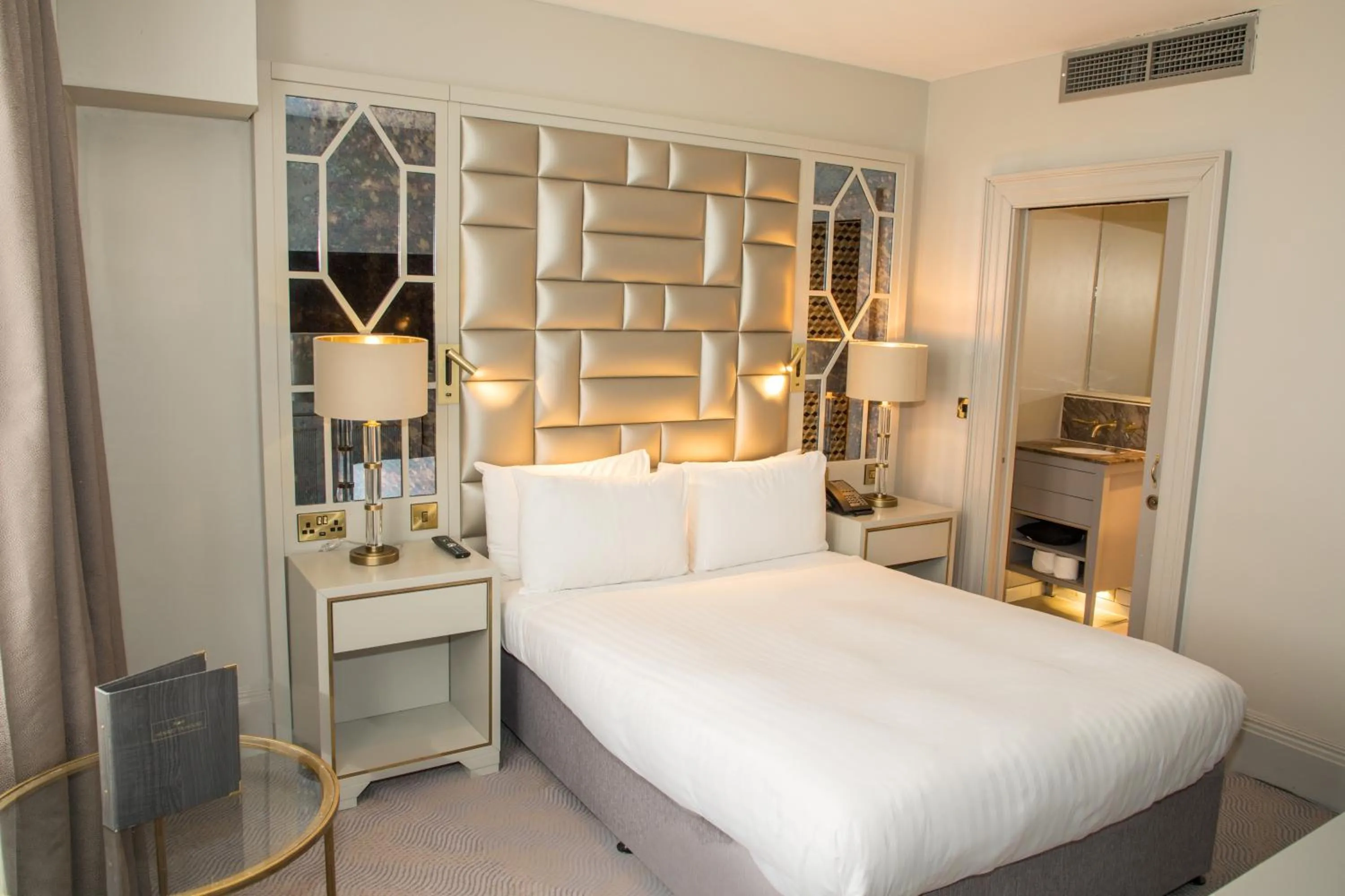 Bed in Henrietta House, a member of Radisson Individuals