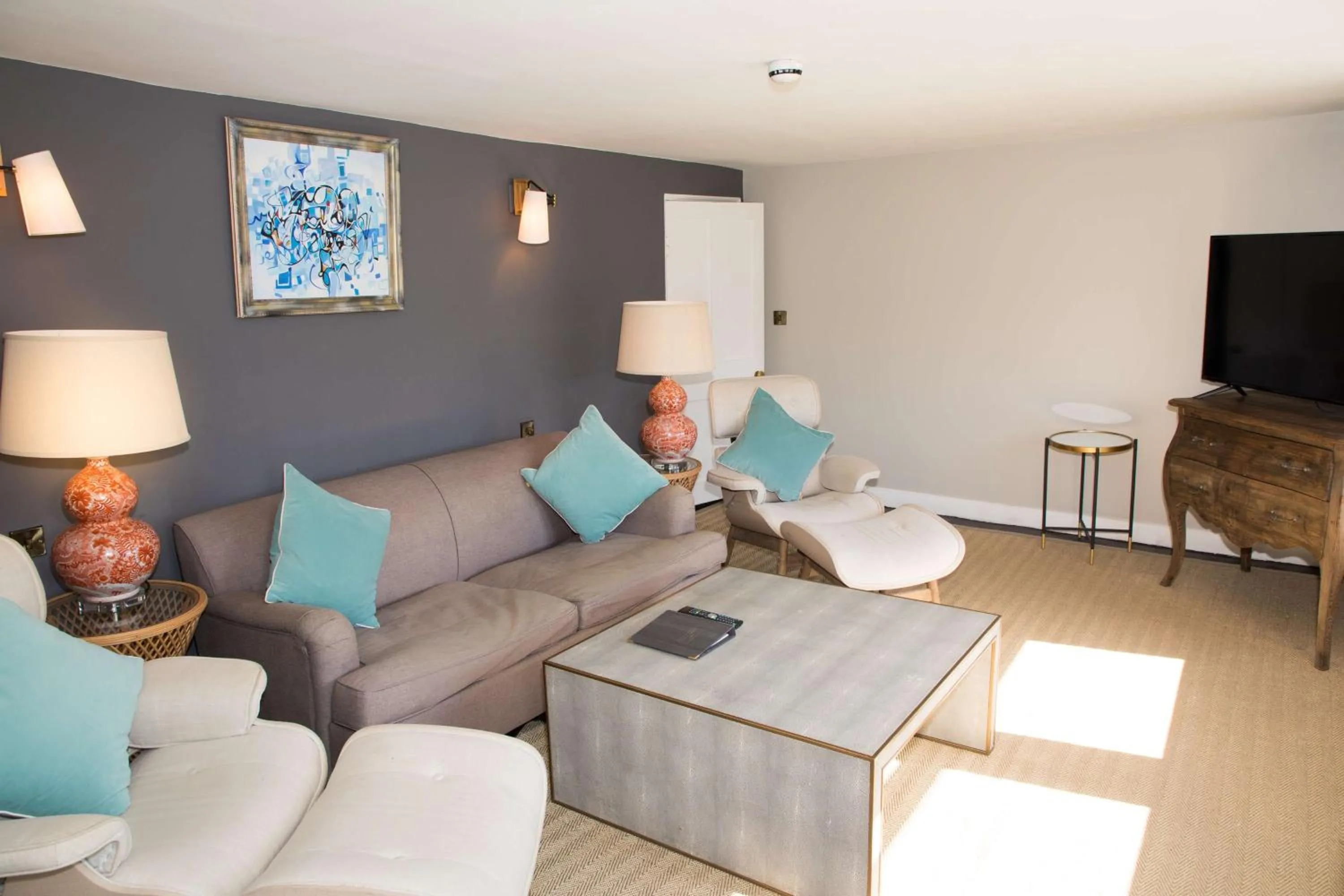 Photo of the whole room in Henrietta House, a member of Radisson Individuals