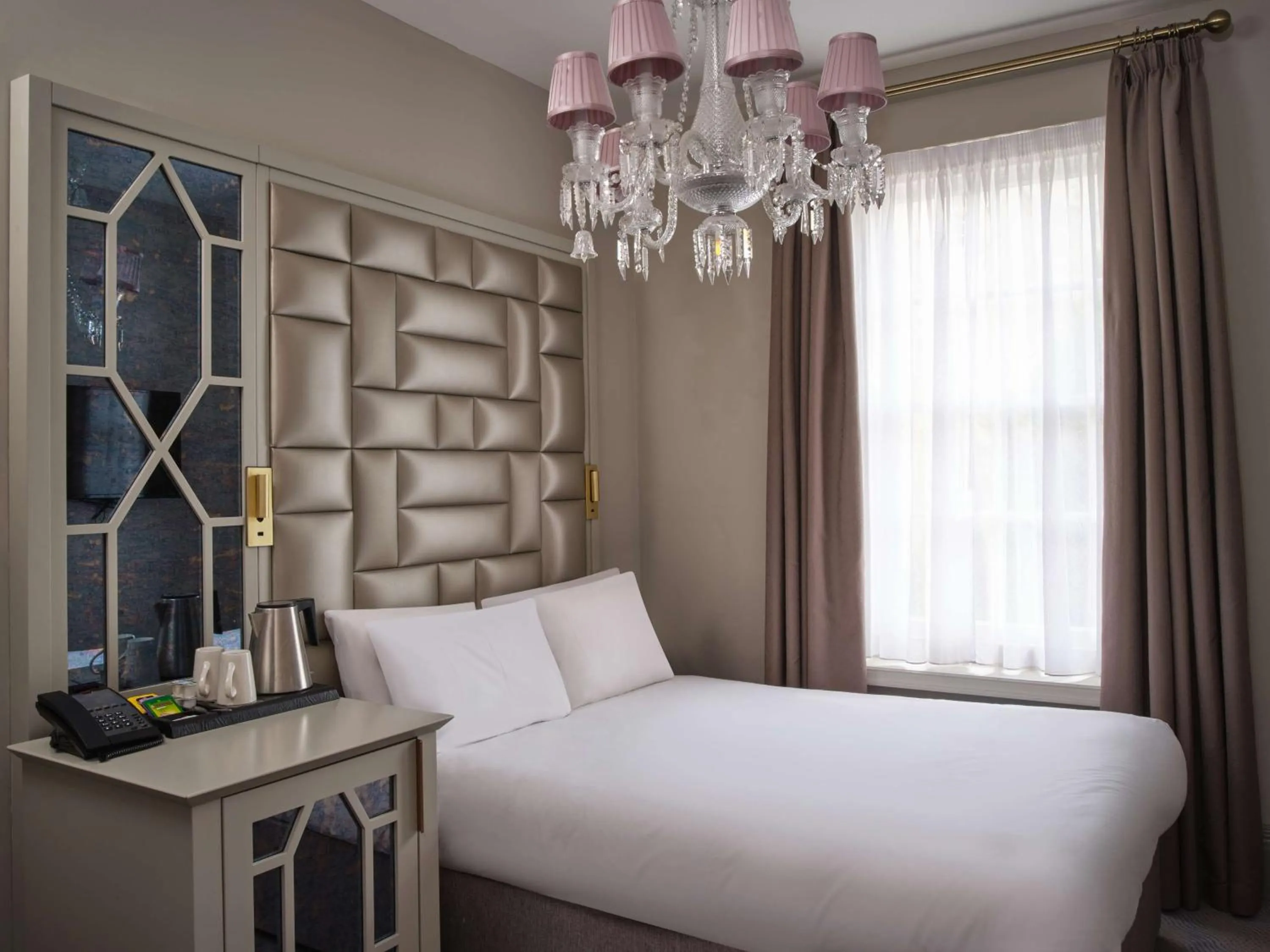 Bedroom, Bed in Henrietta House, a member of Radisson Individuals