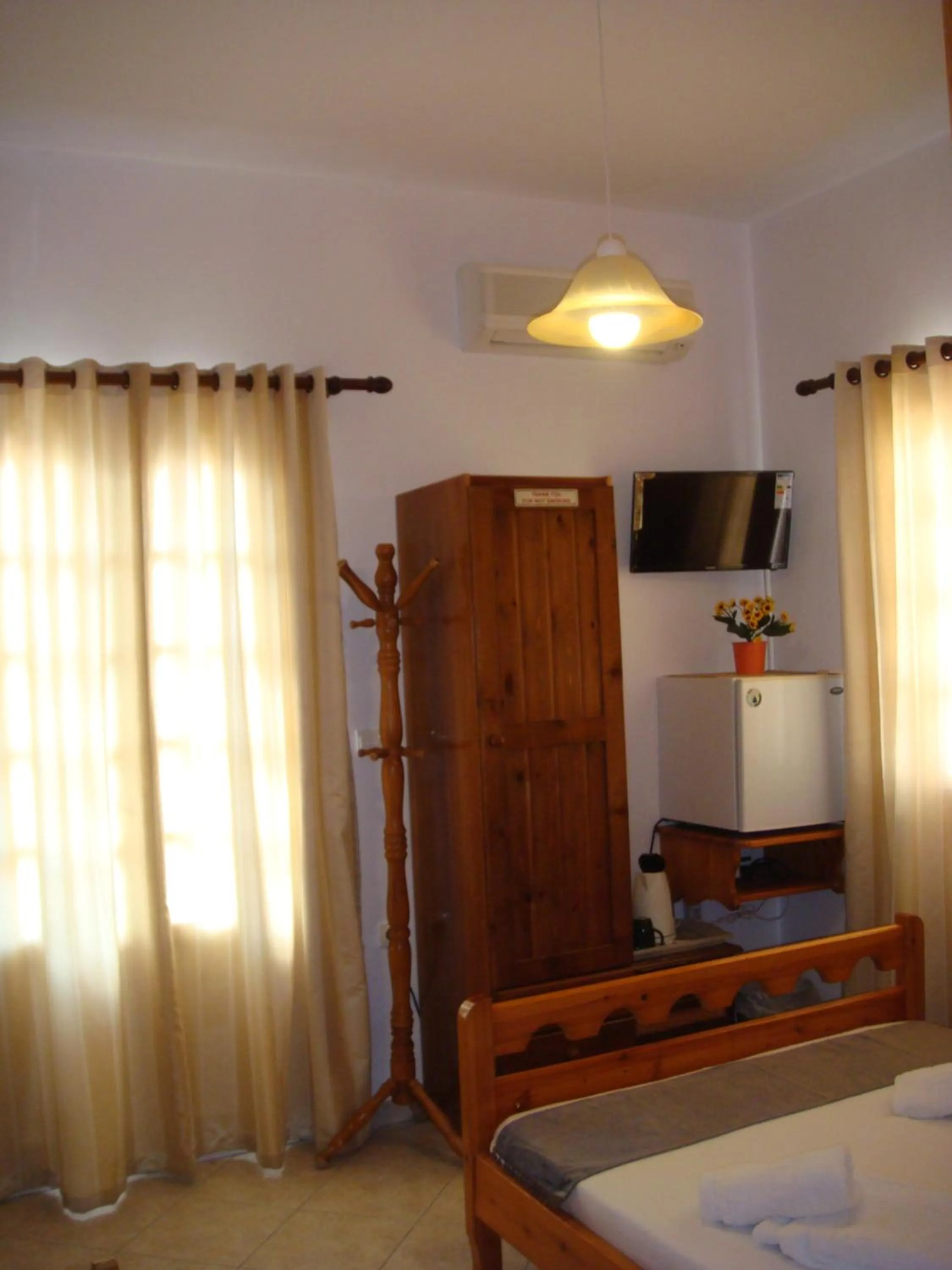 TV and multimedia, Bed in Boussetil Rooms CapAnMat