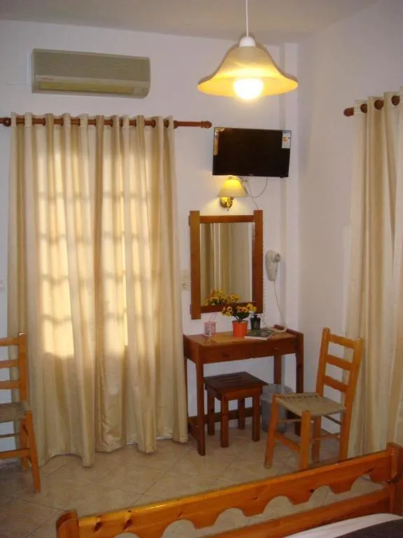 TV and multimedia in Boussetil Rooms CapAnMat