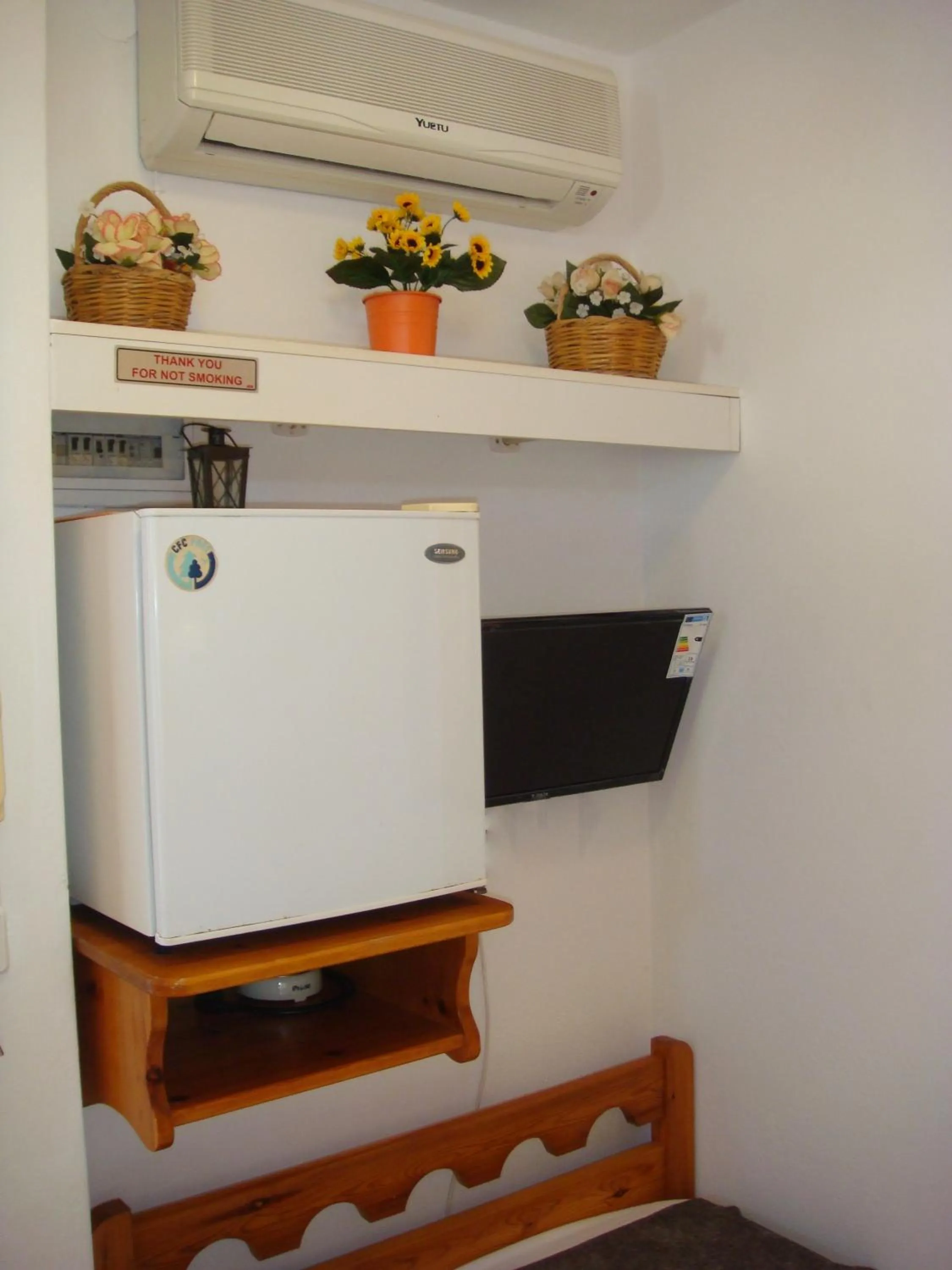 TV and multimedia in Boussetil Rooms CapAnMat