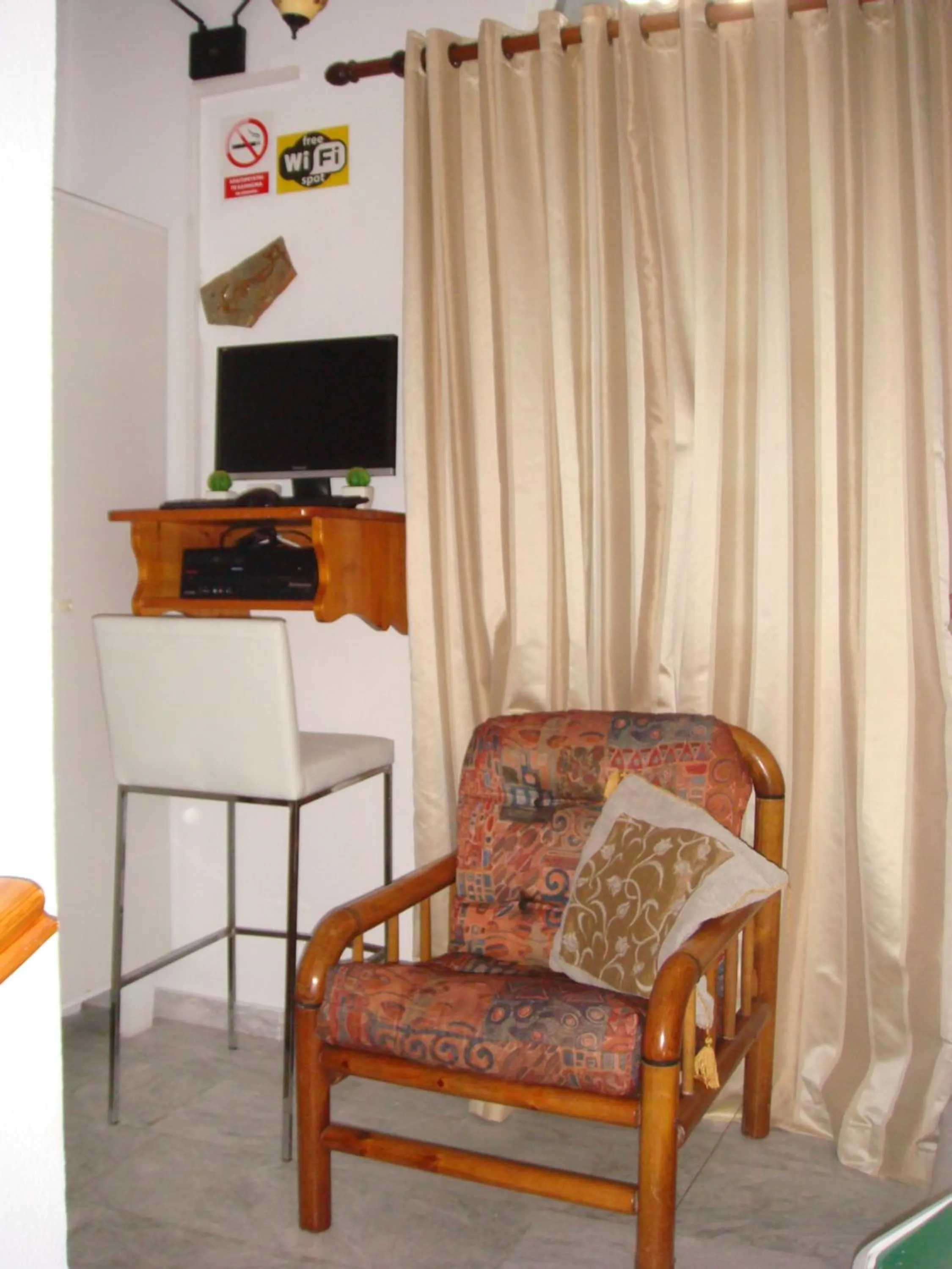 TV and multimedia in Boussetil Rooms CapAnMat