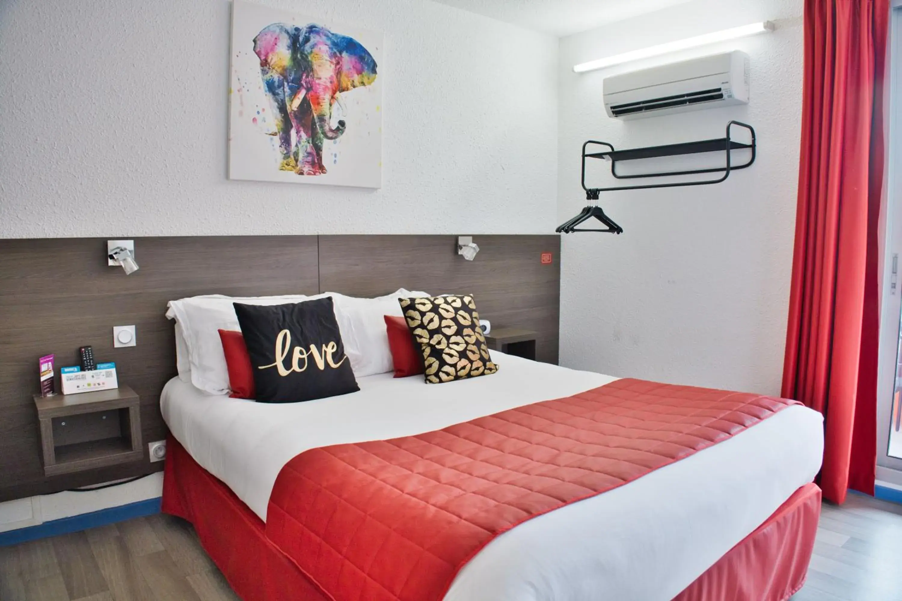 Double Room - Disability Access with Harbor View in Cit'Hotel des 2 Golfs Double Room - Disability Access with Harbor View in Cit'Hotel des 2 Golfs