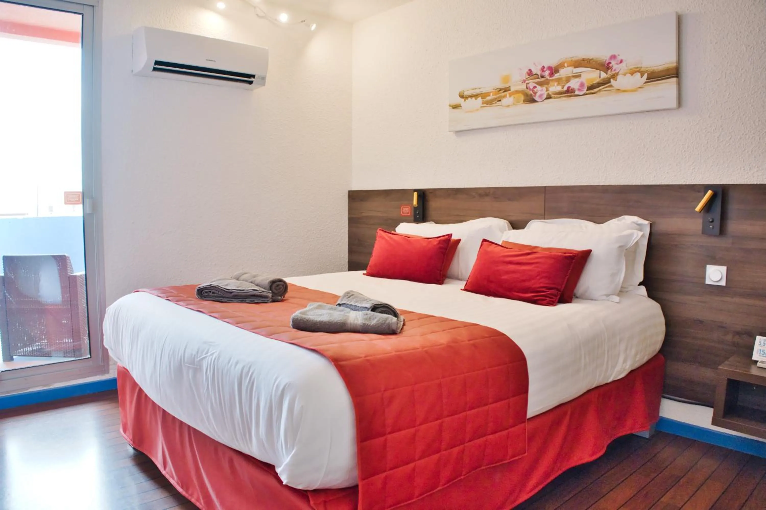 Photo of the whole room, Bed in Cit'Hotel des 2 Golfs