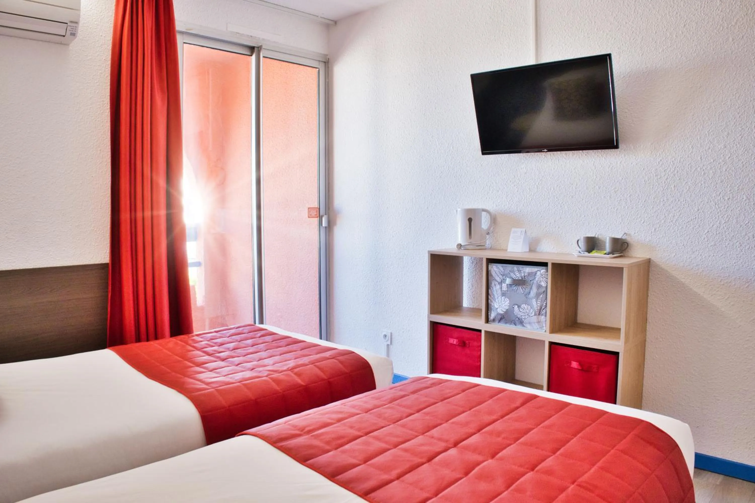 Bed in Cit'Hotel des 2 Golfs