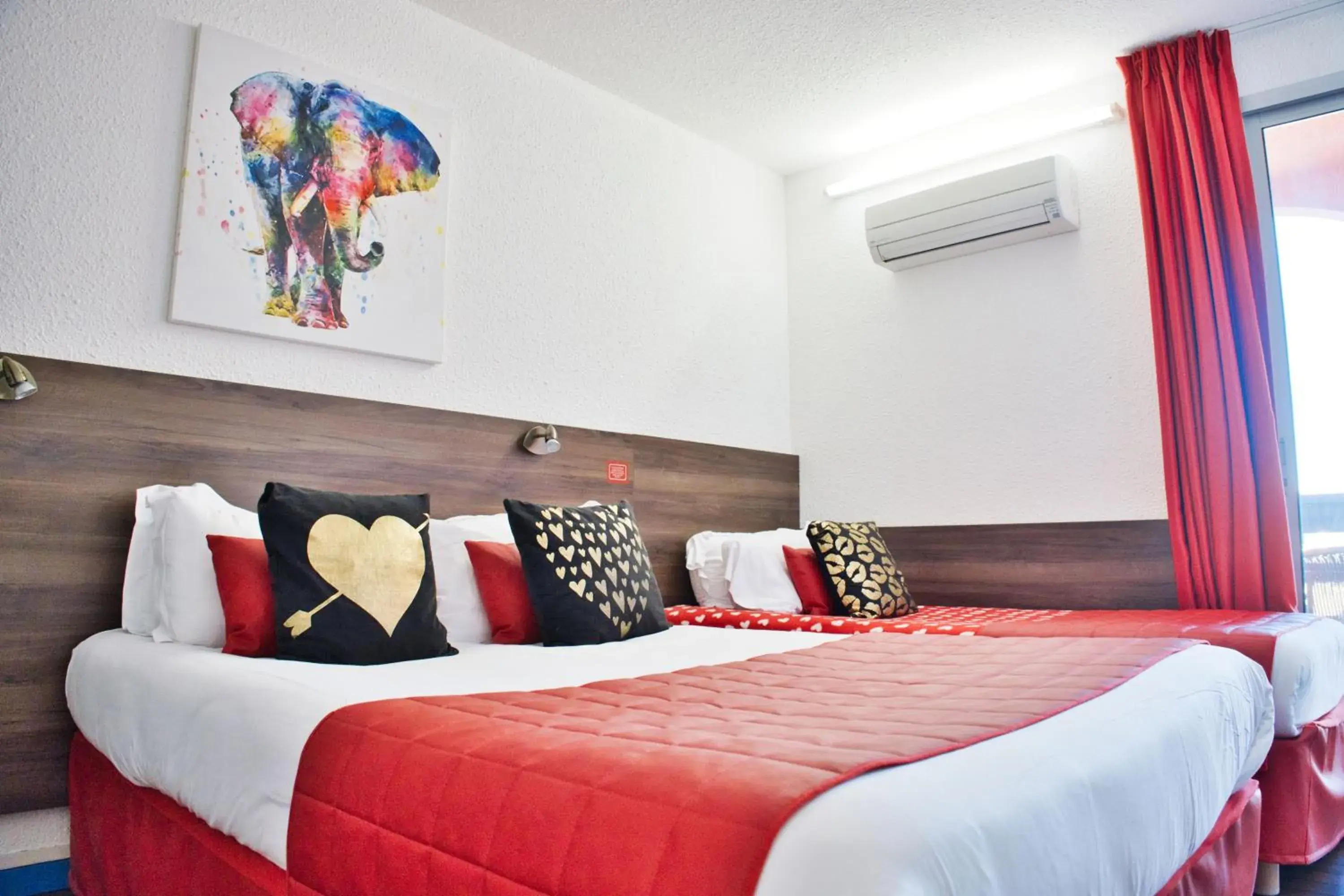 Triple Room with Village View in Cit'Hotel des 2 Golfs Triple Room with Village View in Cit'Hotel des 2 Golfs