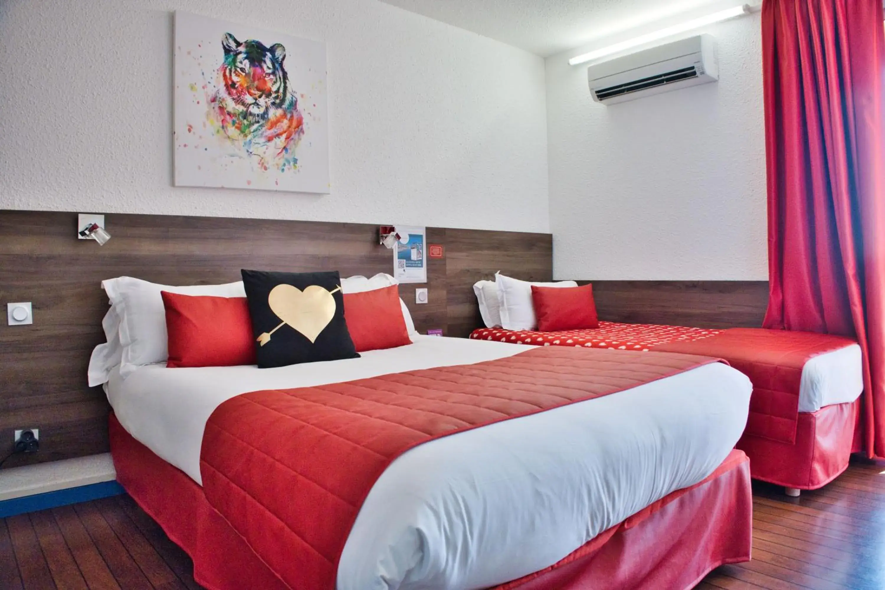 Triple Room With Harbor View in Cit'Hotel des 2 Golfs Triple Room With Harbor View in Cit'Hotel des 2 Golfs