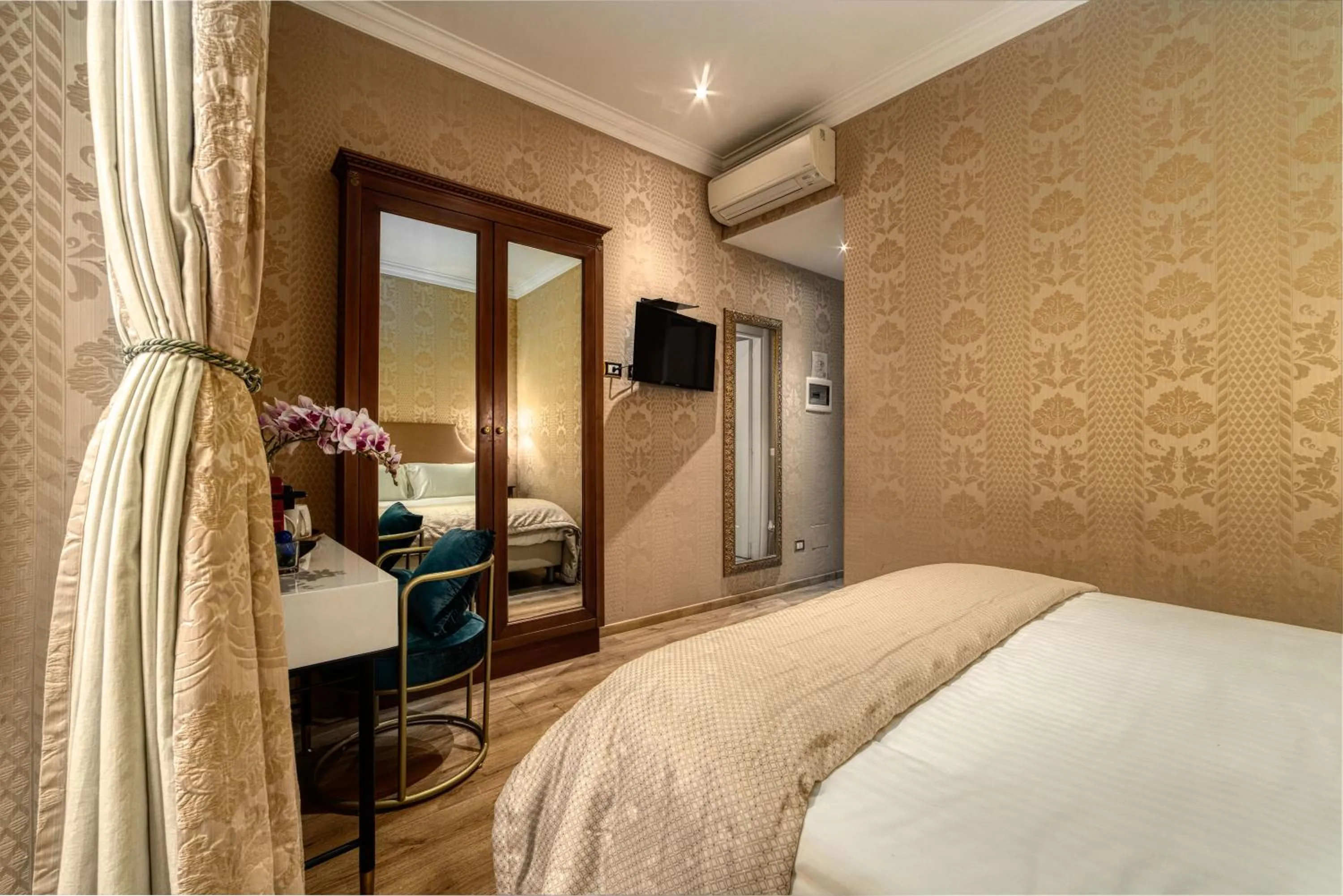 Bed in BQ House Trevi Luxury Rooms