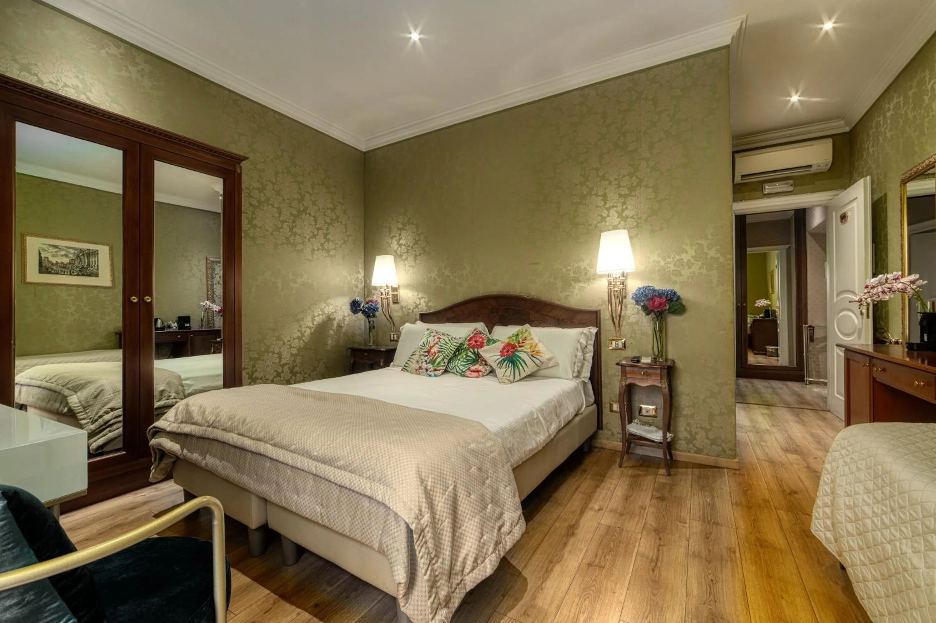 Photo of the whole room, Bed in BQ House Trevi Luxury Rooms