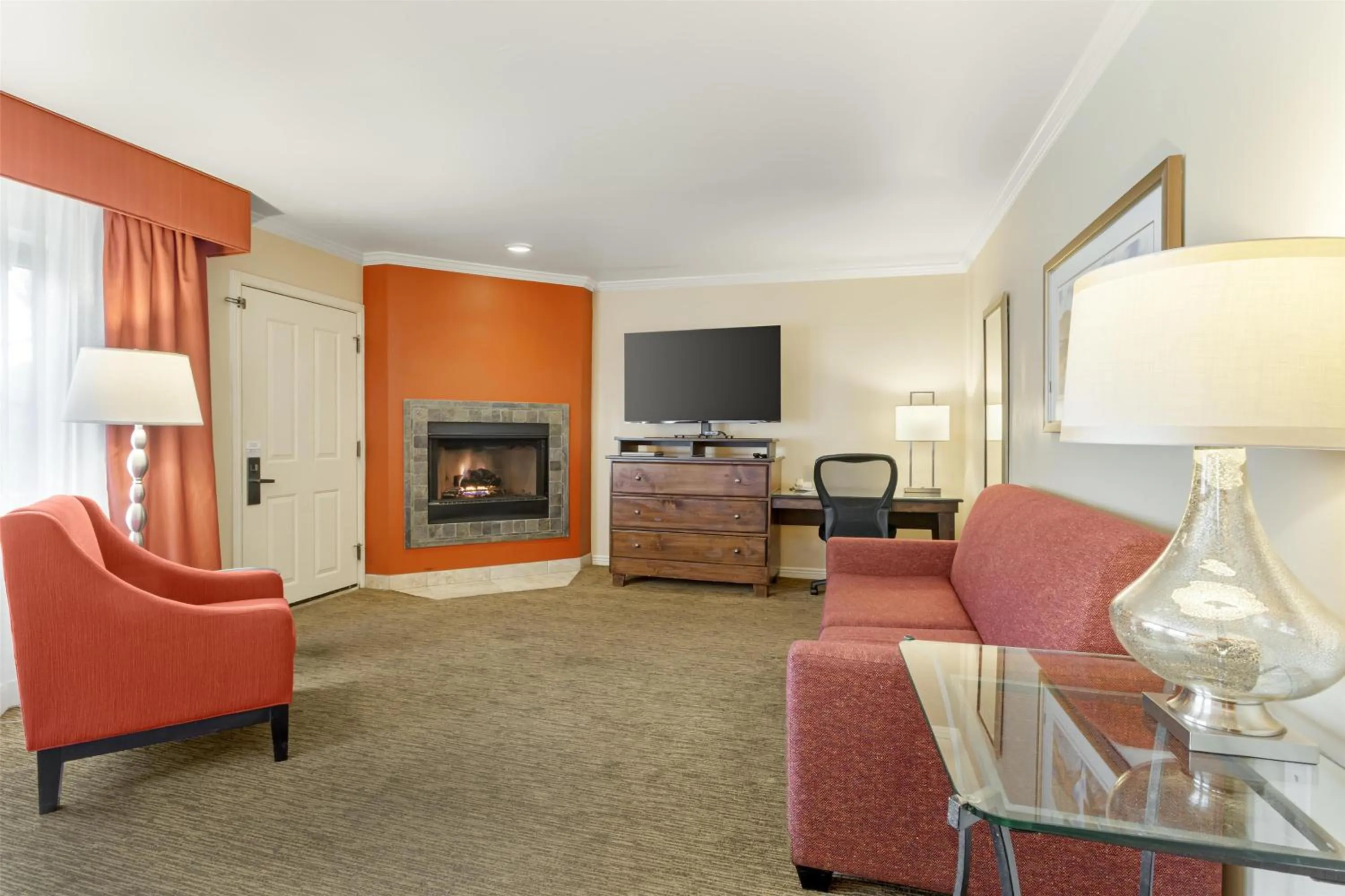 Bedroom in Best Western Plus Arroyo Roble Hotel & Creekside Villas