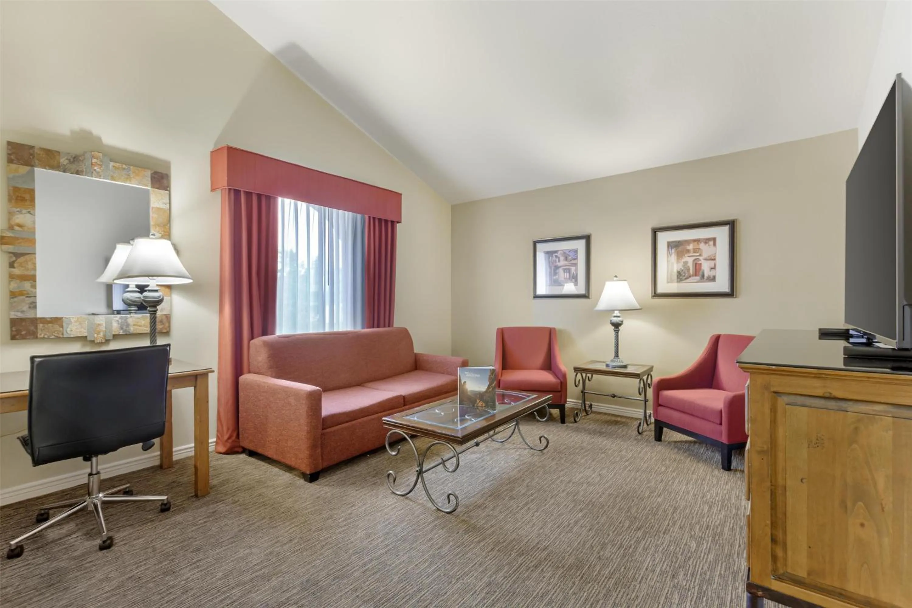 Bedroom in Best Western Plus Arroyo Roble Hotel & Creekside Villas