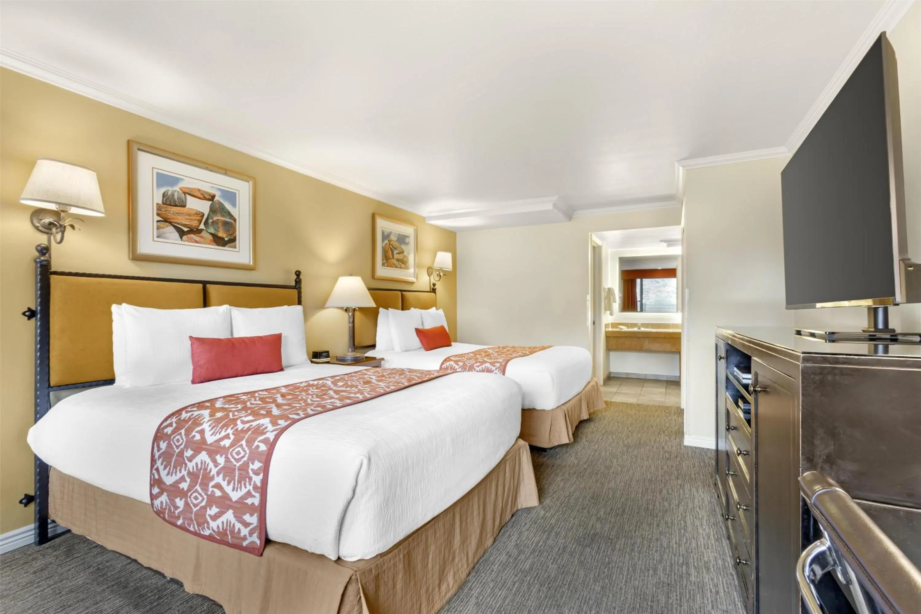 Bedroom, Bed in Best Western Plus Arroyo Roble Hotel & Creekside Villas