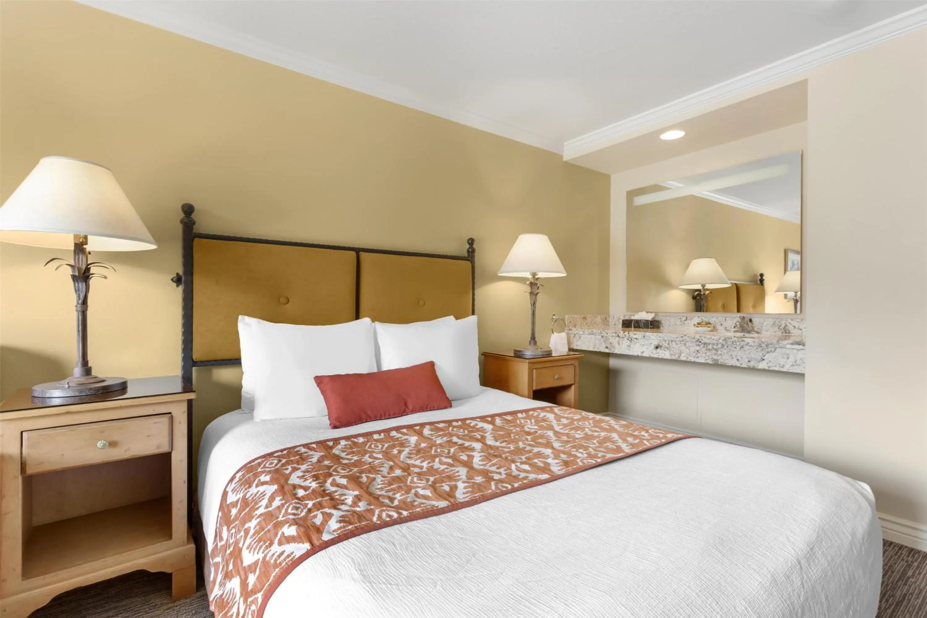 Bedroom, Bed in Best Western Plus Arroyo Roble Hotel & Creekside Villas