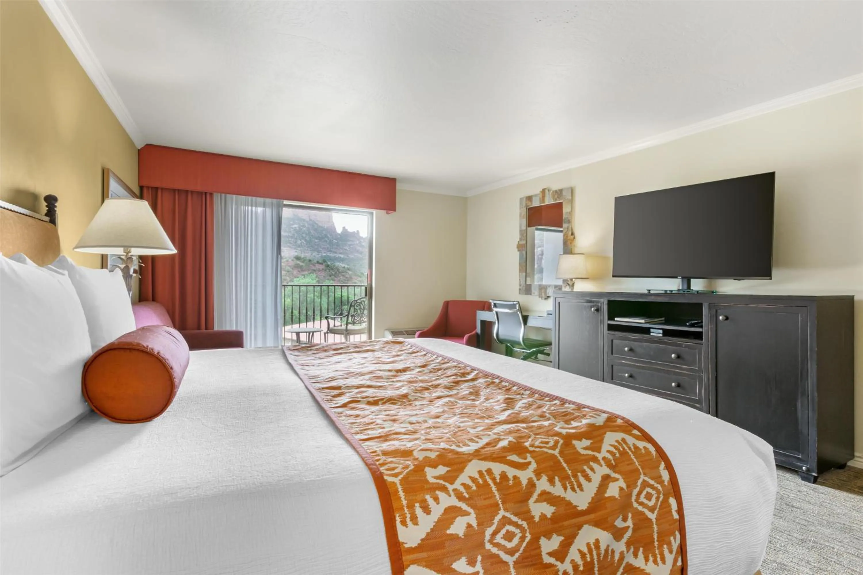 Bedroom, Bed in Best Western Plus Arroyo Roble Hotel & Creekside Villas