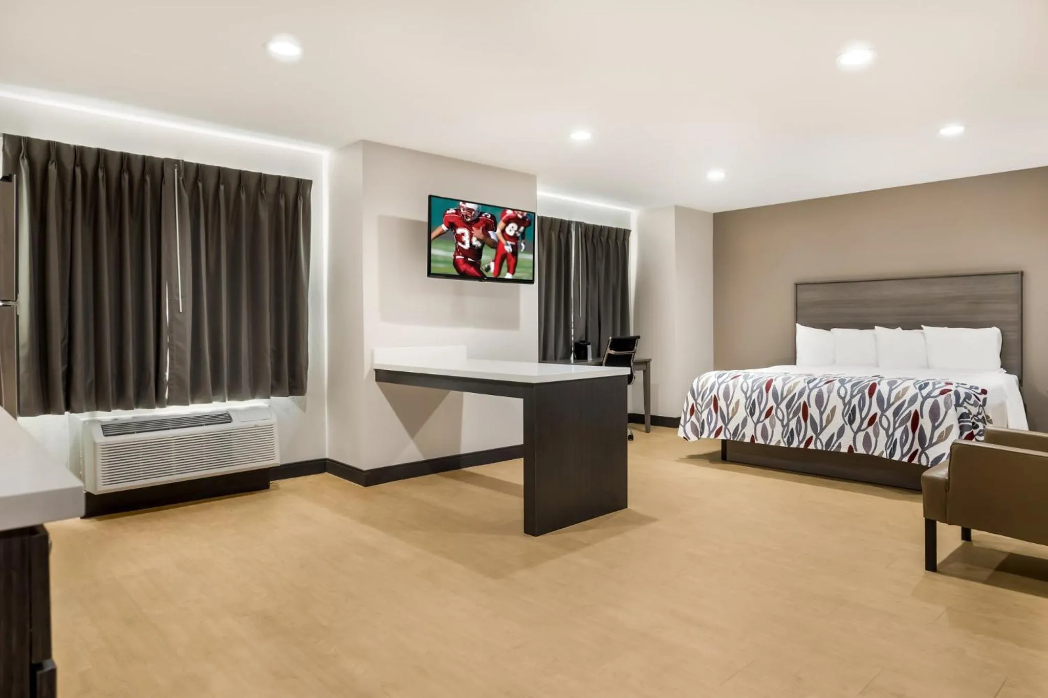 Photo of the whole room, Bed in Red Roof Inn Sulphur