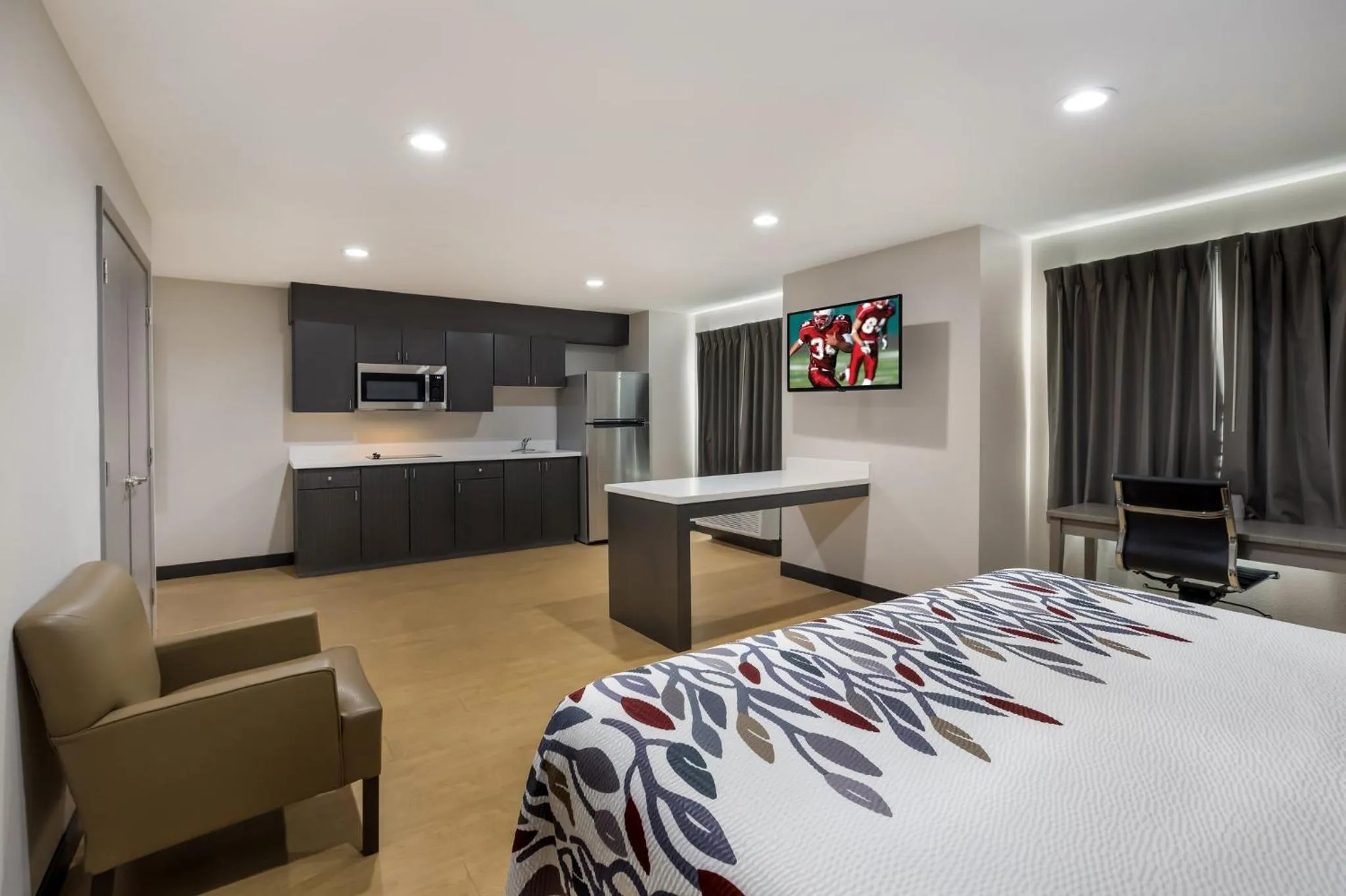 Photo of the whole room, Bed in Red Roof Inn Sulphur