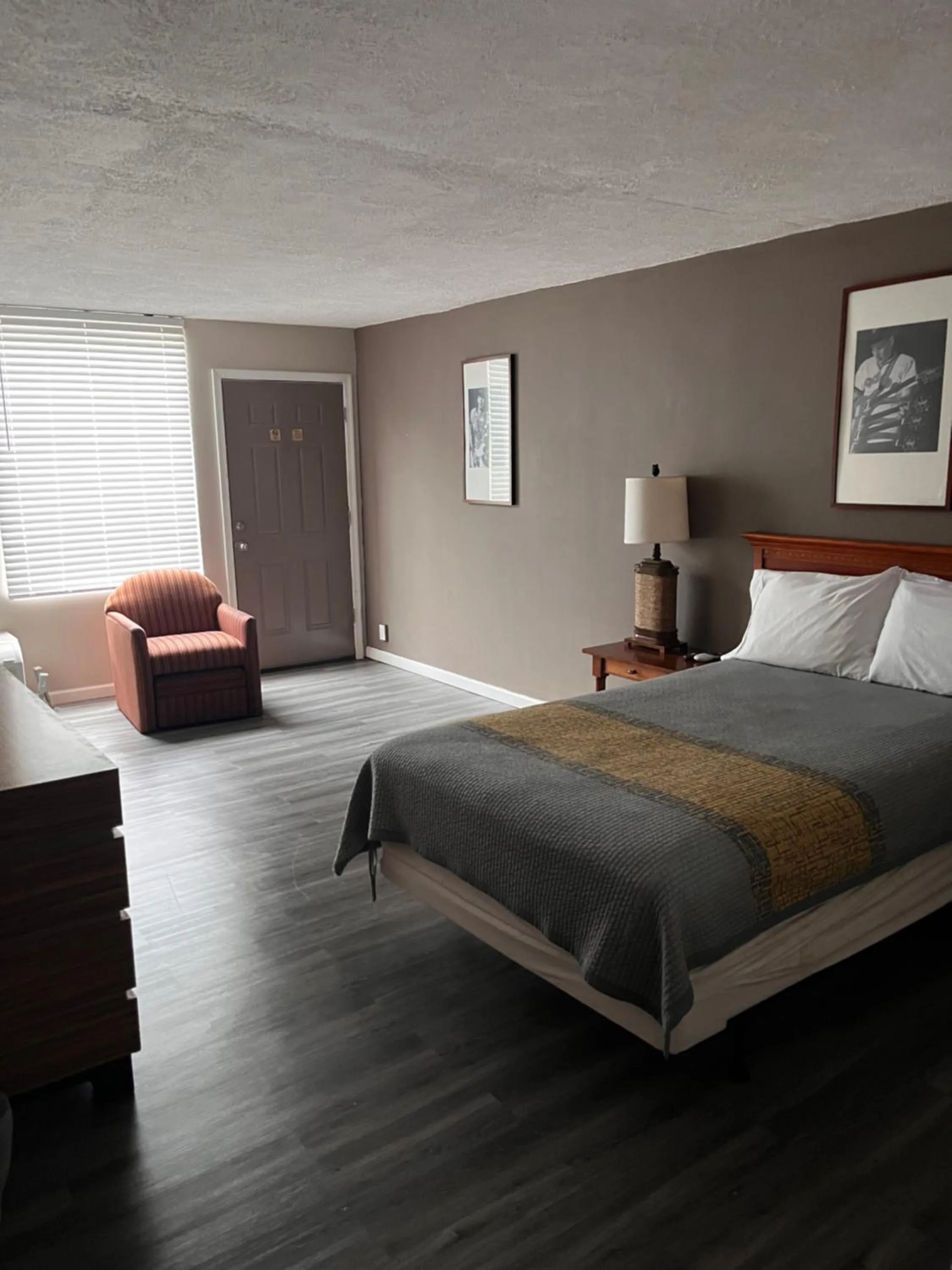 Bed in APM Inn & Suites