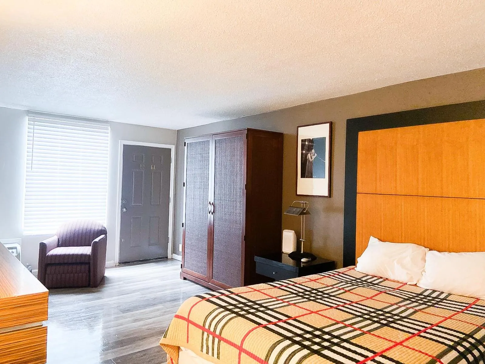 Bed in APM Inn & Suites