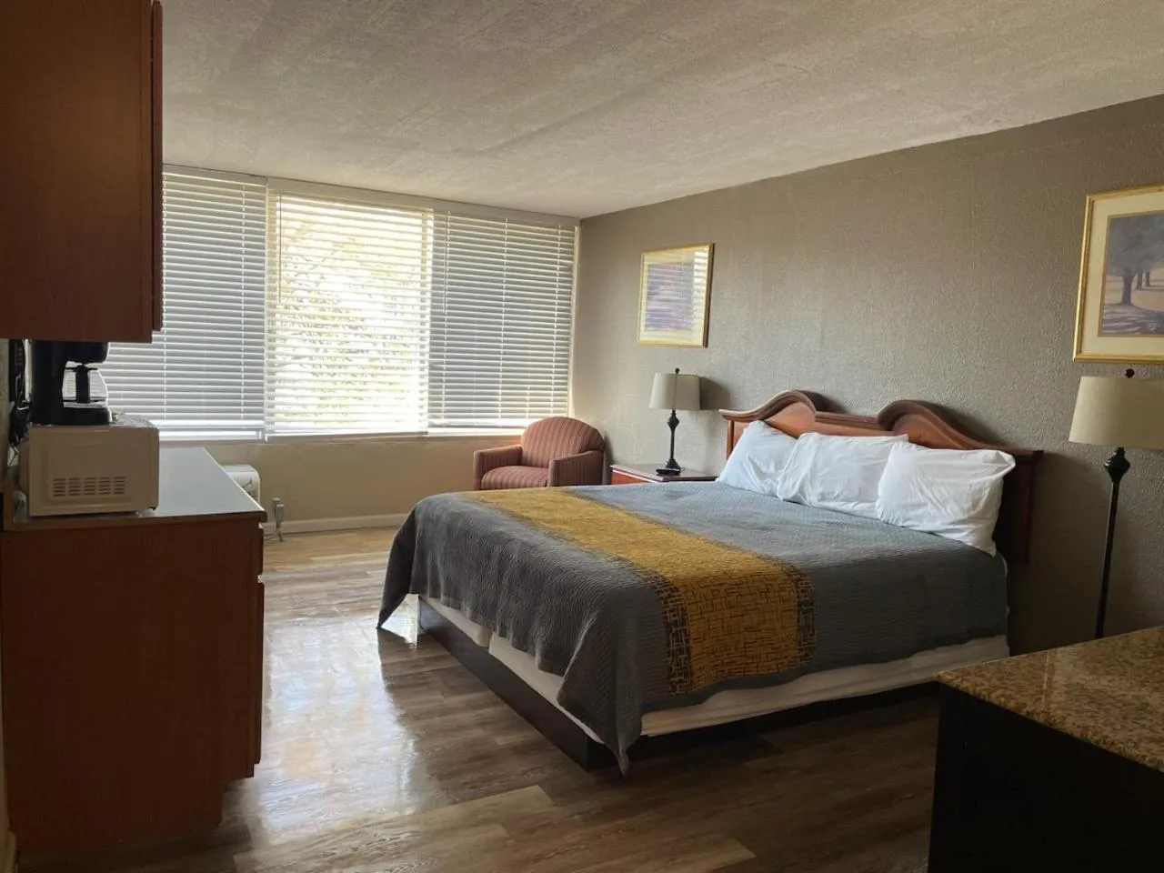 Bed in APM Inn & Suites