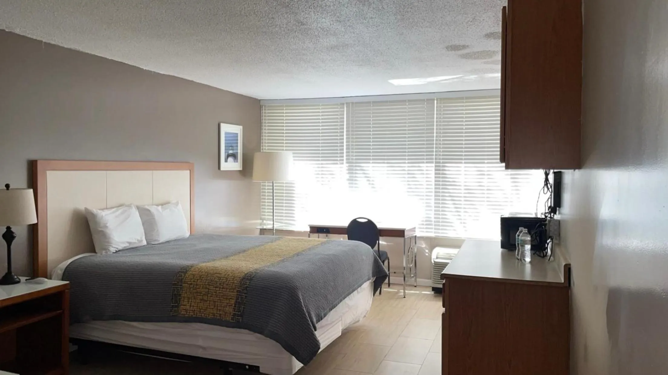 Bed in APM Inn & Suites