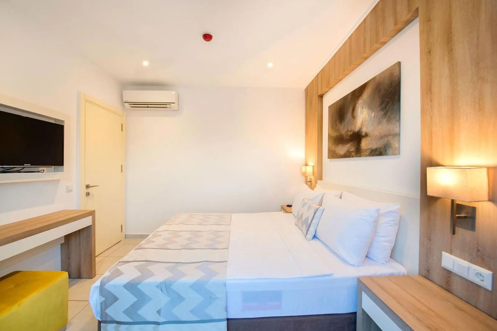 Photo of the whole room, Bed in Club Shark Hotel