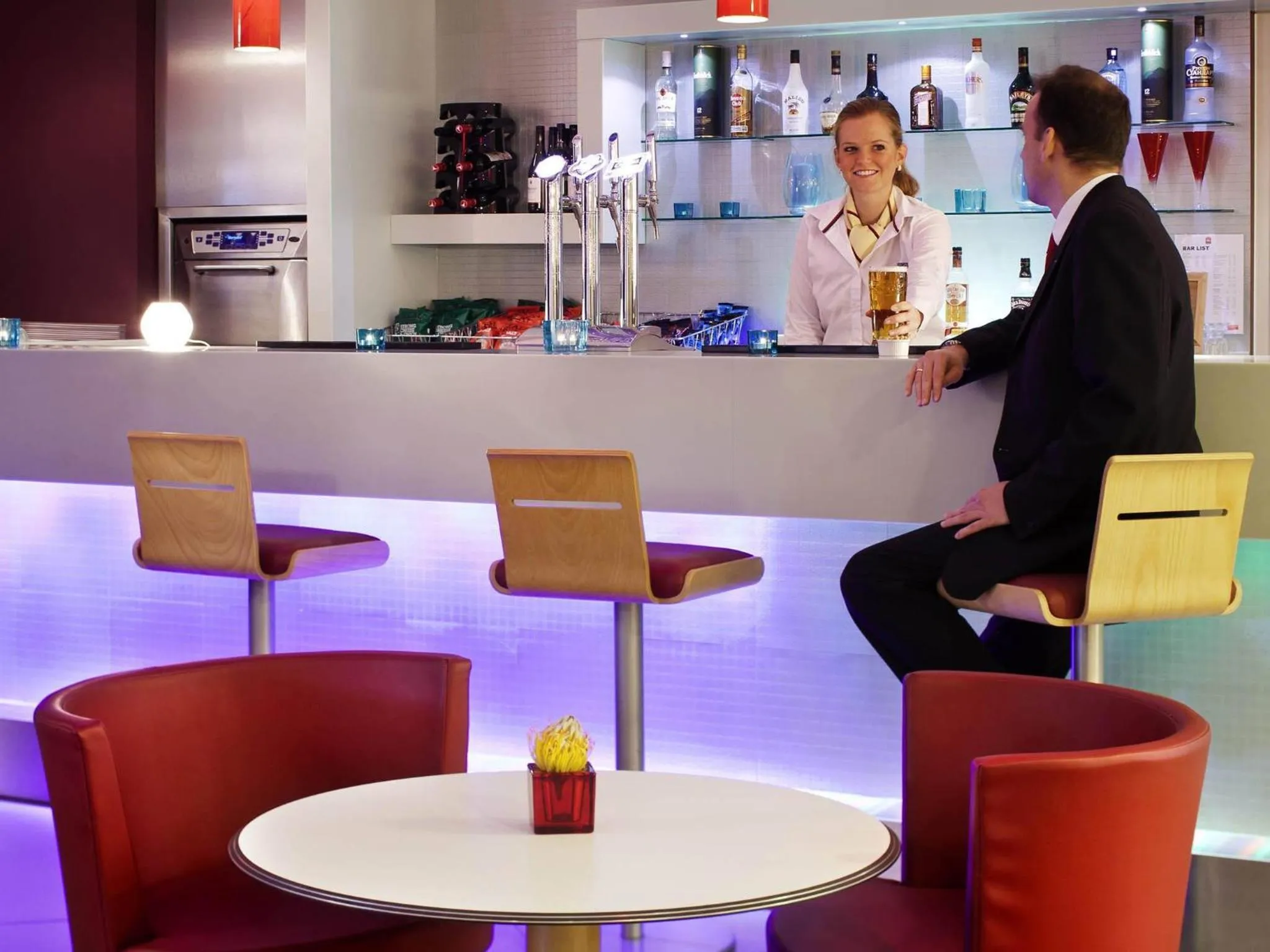 Lounge or bar in ibis Aberdeen Centre – Quayside