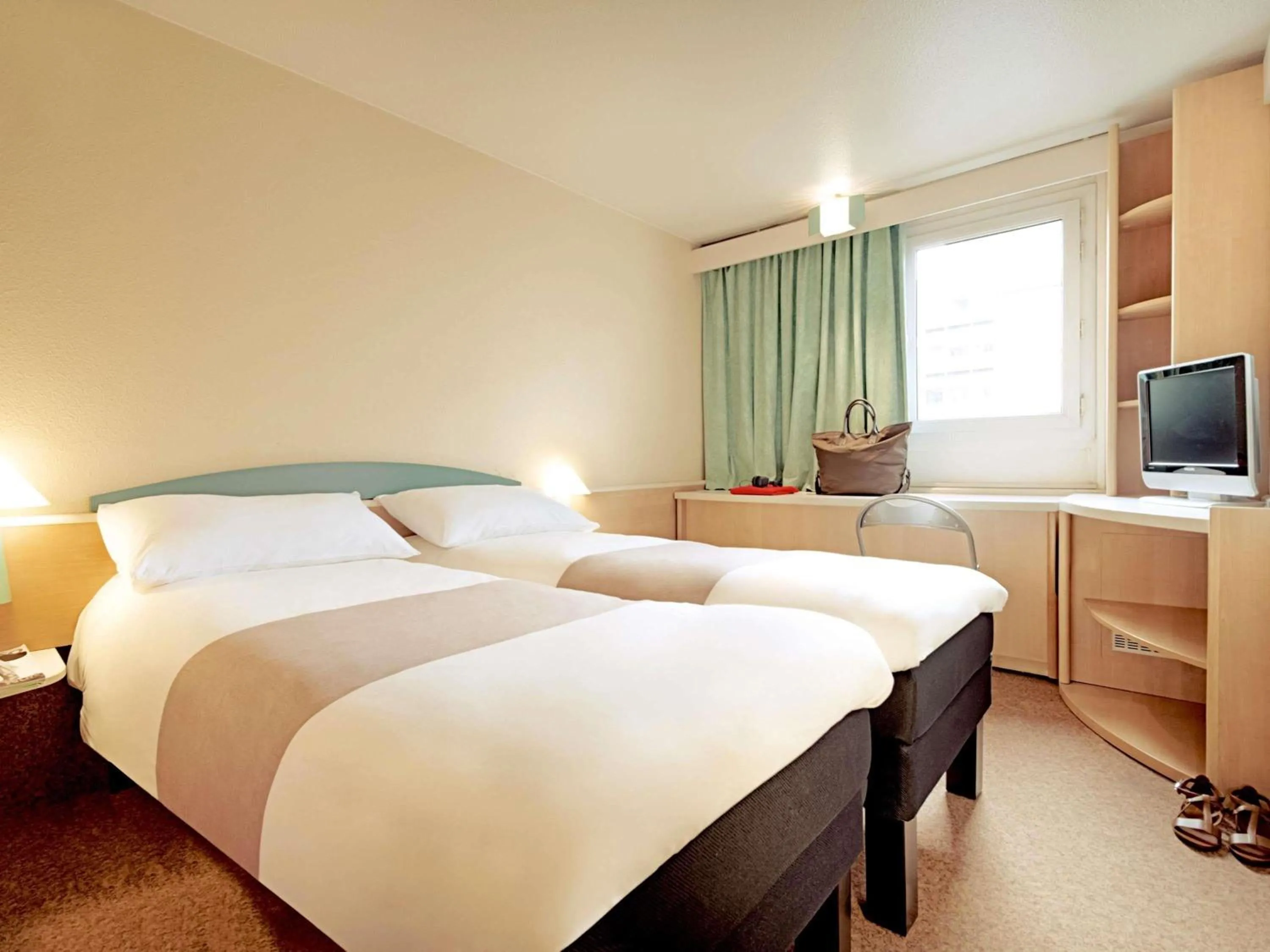 Bedroom, Bed in ibis Aberdeen Centre – Quayside
