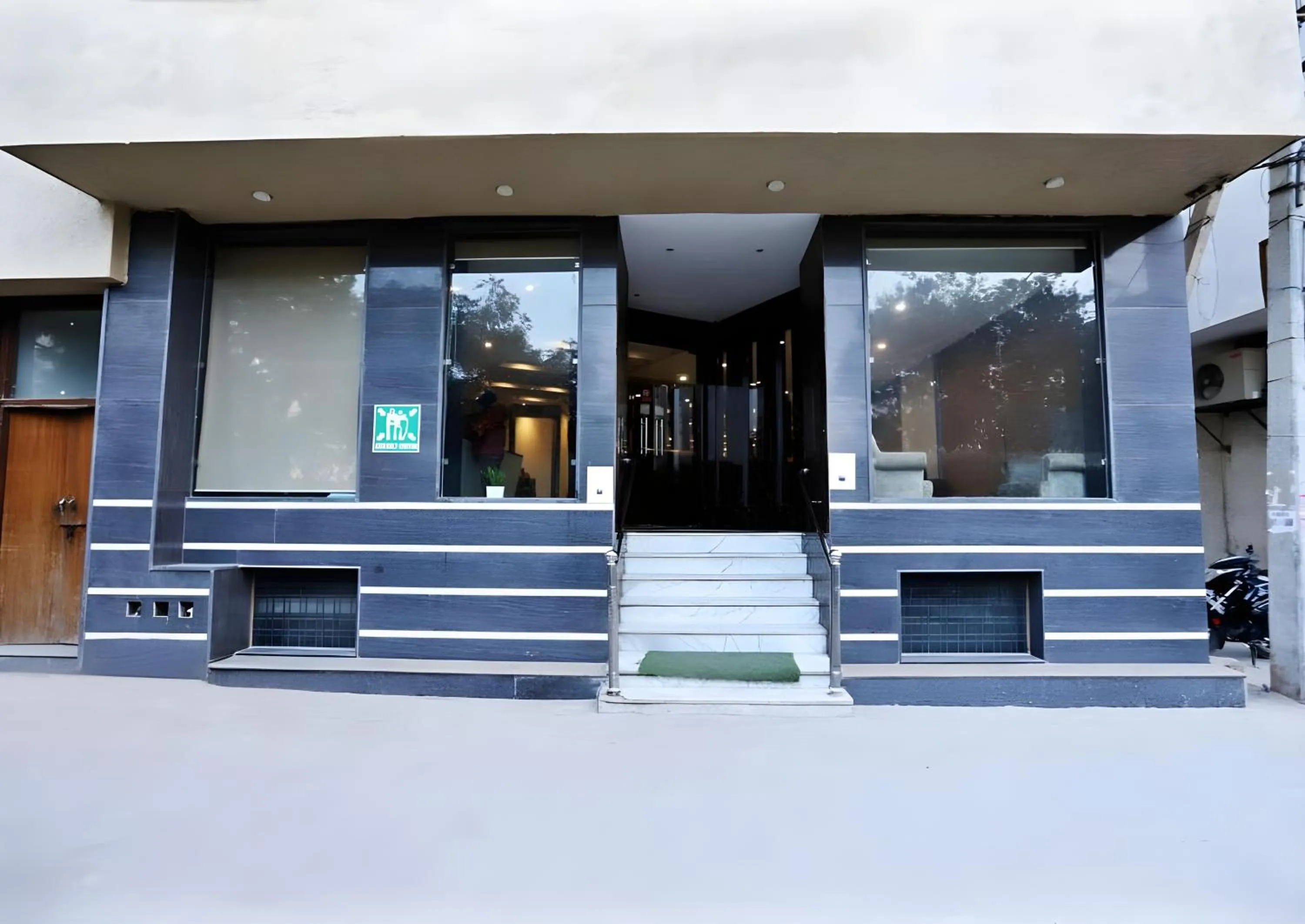 Hotel Almati Inn - Near Delhi Airport