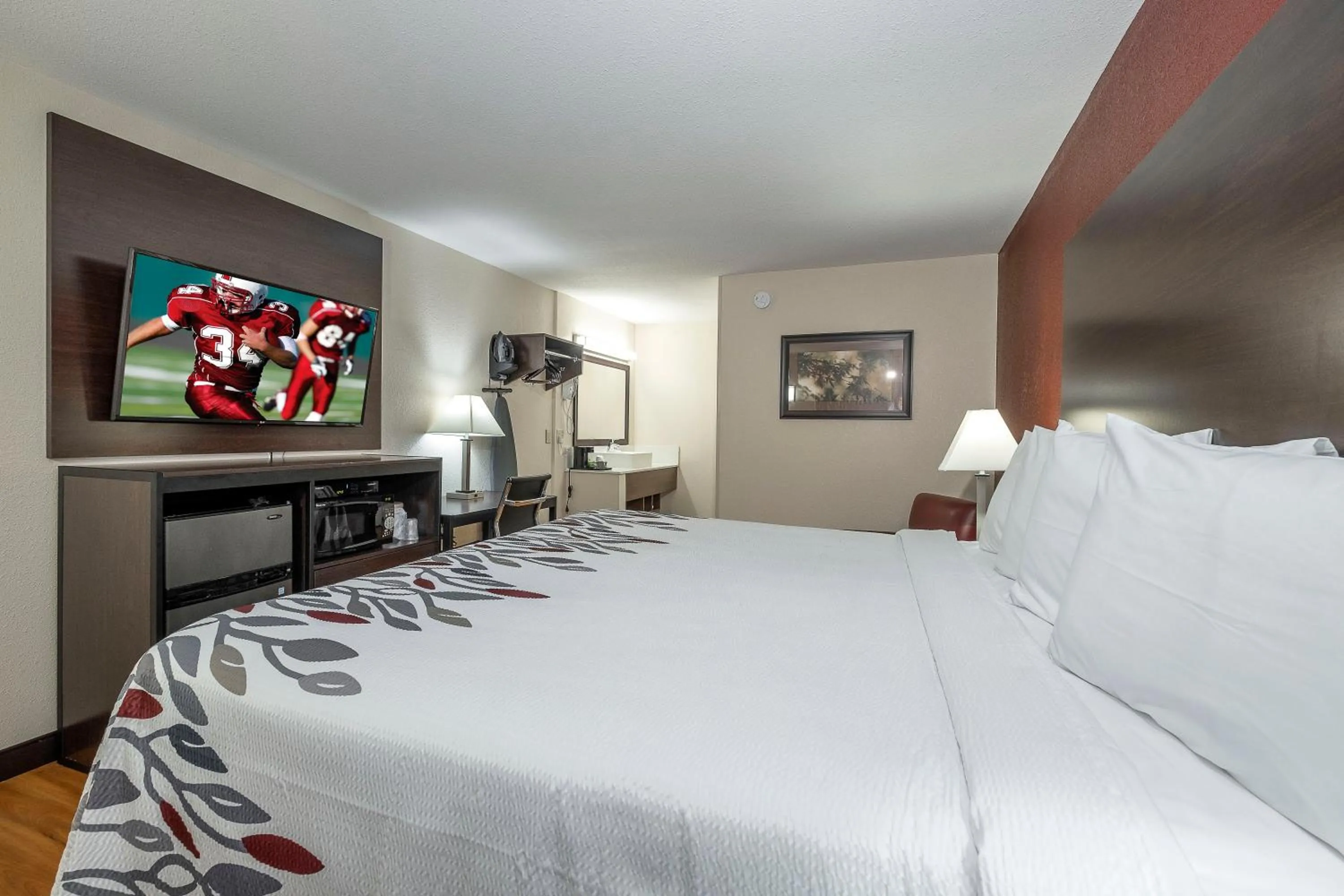 Photo of the whole room, Bed in Red Roof Inn Freehold