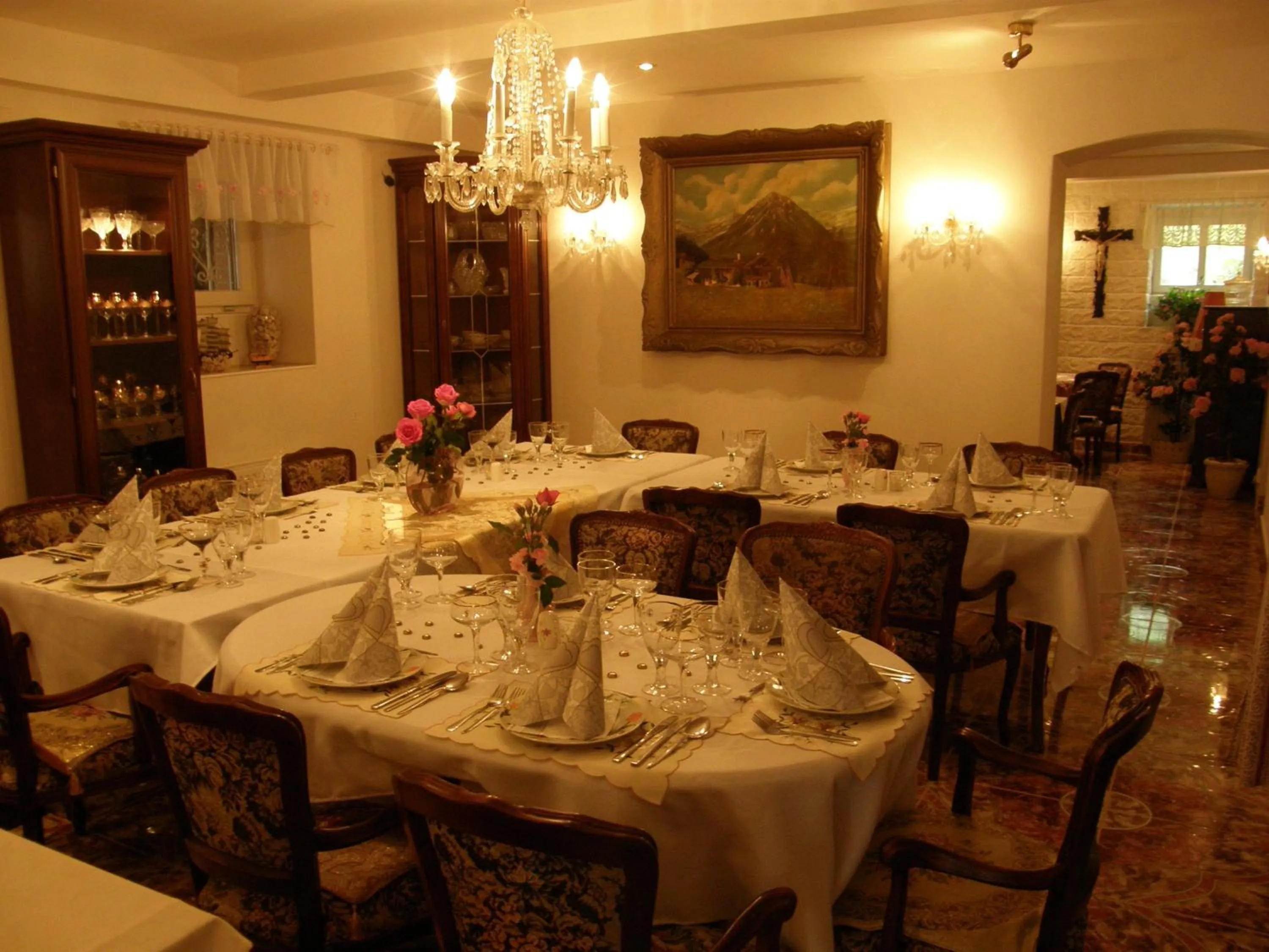 Restaurant/places to eat in Hotel Garni