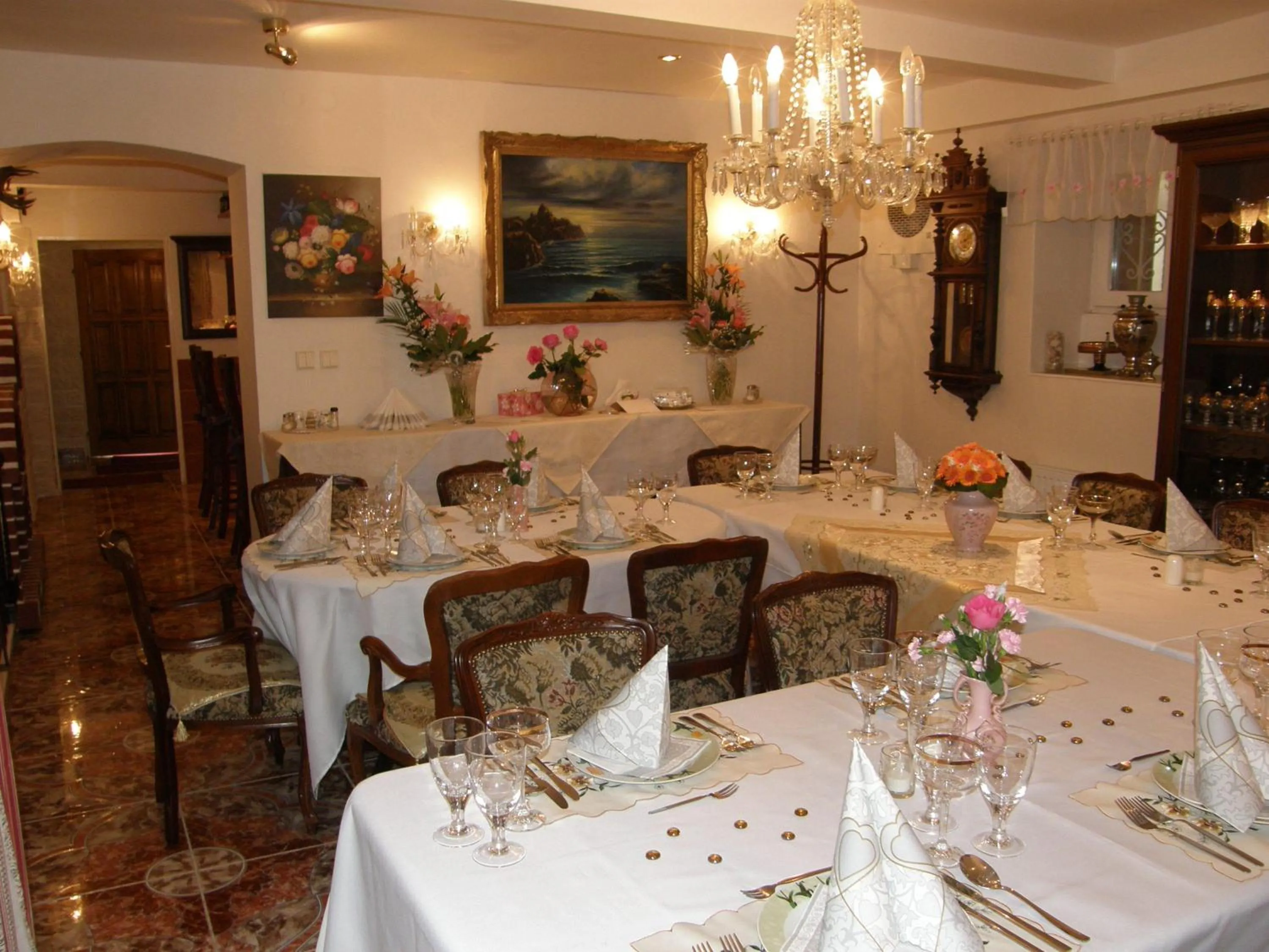 Restaurant/places to eat in Hotel Garni
