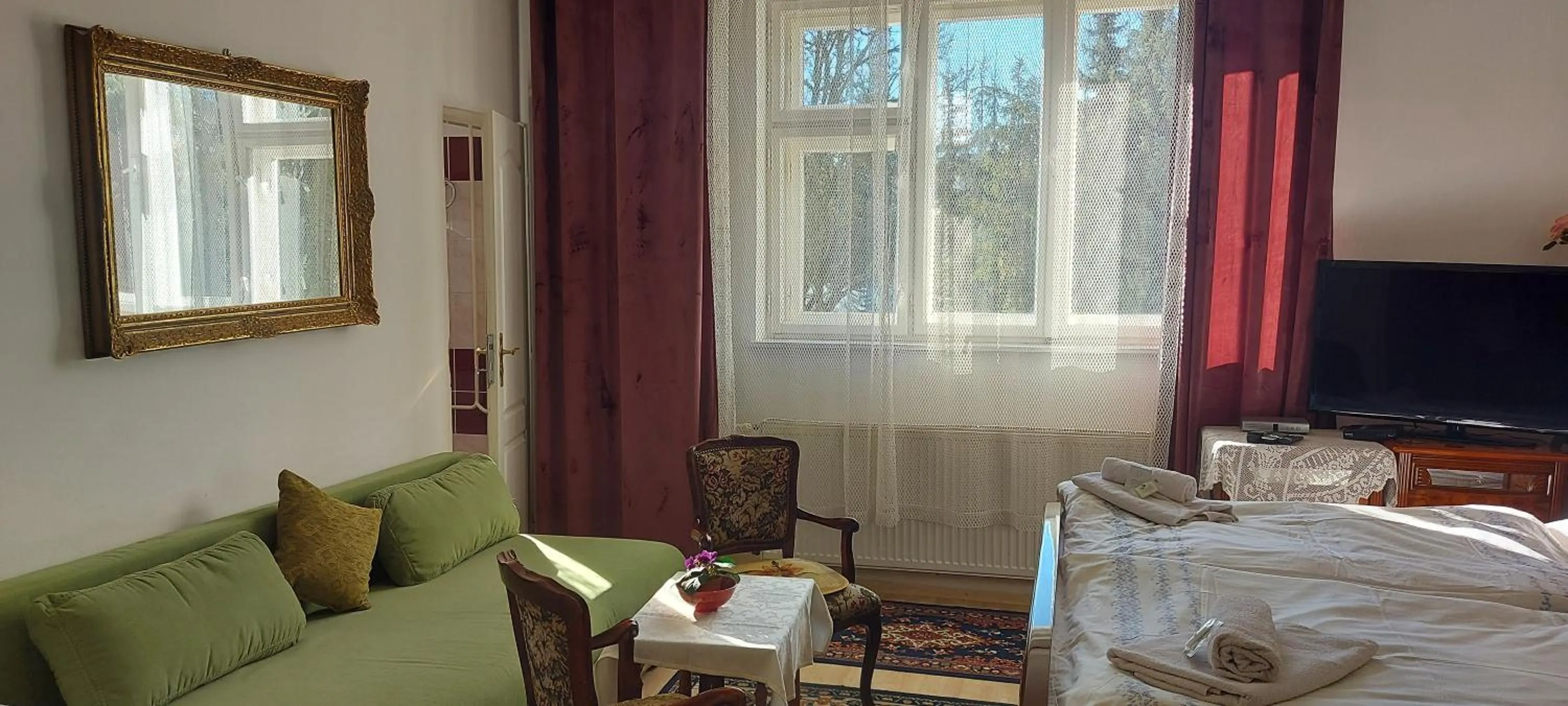 Seating area in Hotel Garni