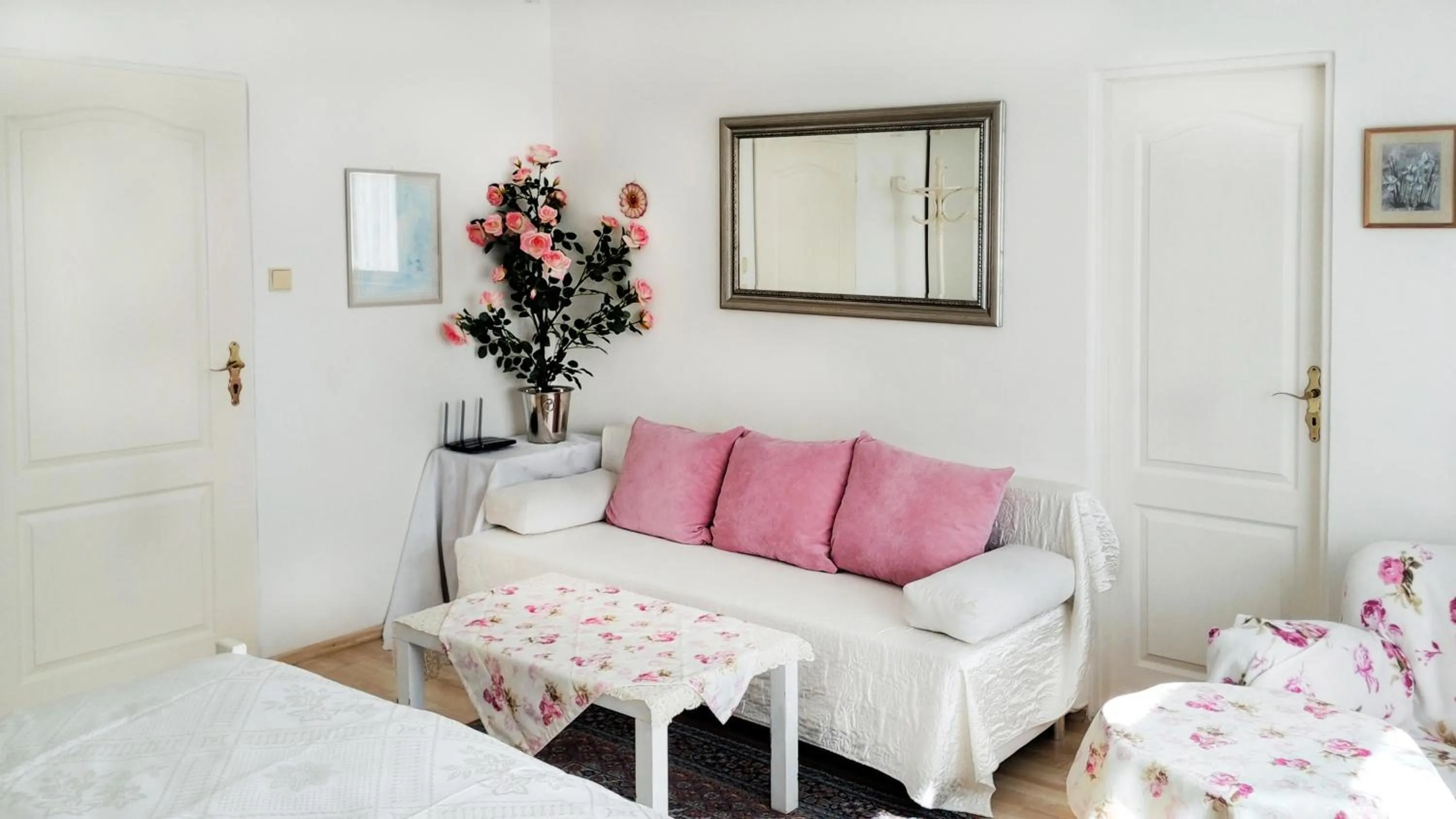 Seating area, Bed in Hotel Garni
