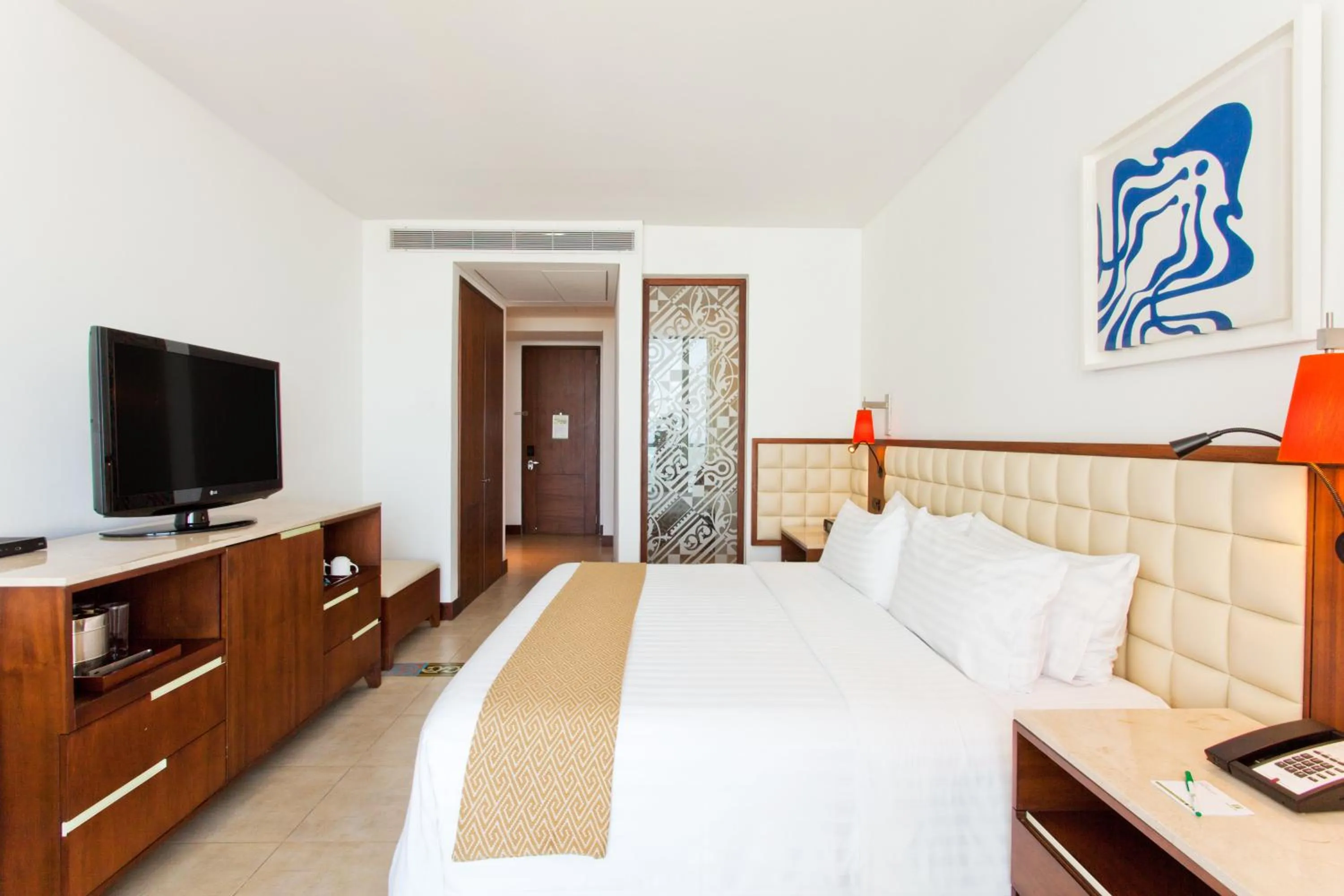 Photo of the whole room, Bed in Holiday Inn Cartagena Morros by IHG