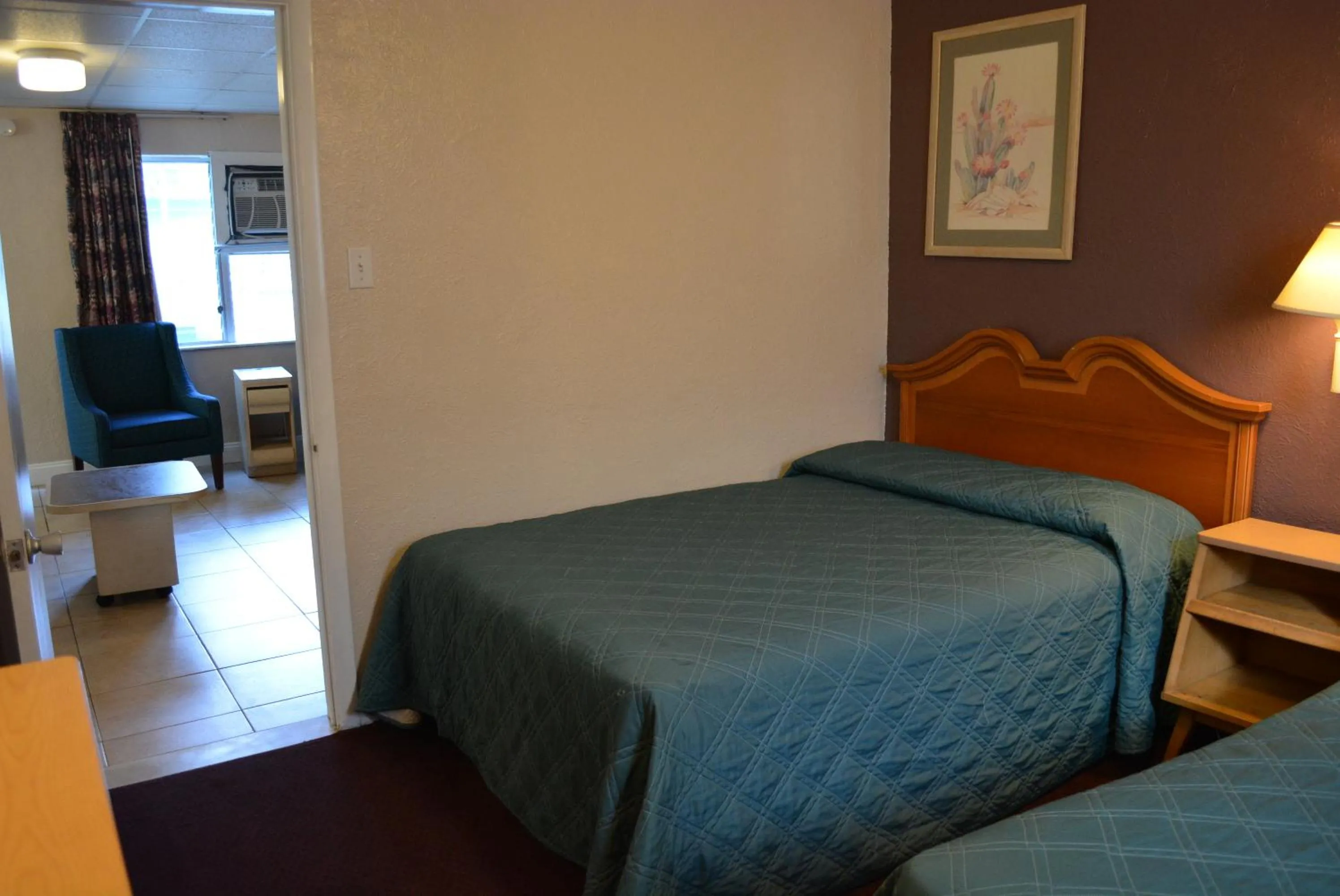 Photo of the whole room, Bed in Royal Court Motel
