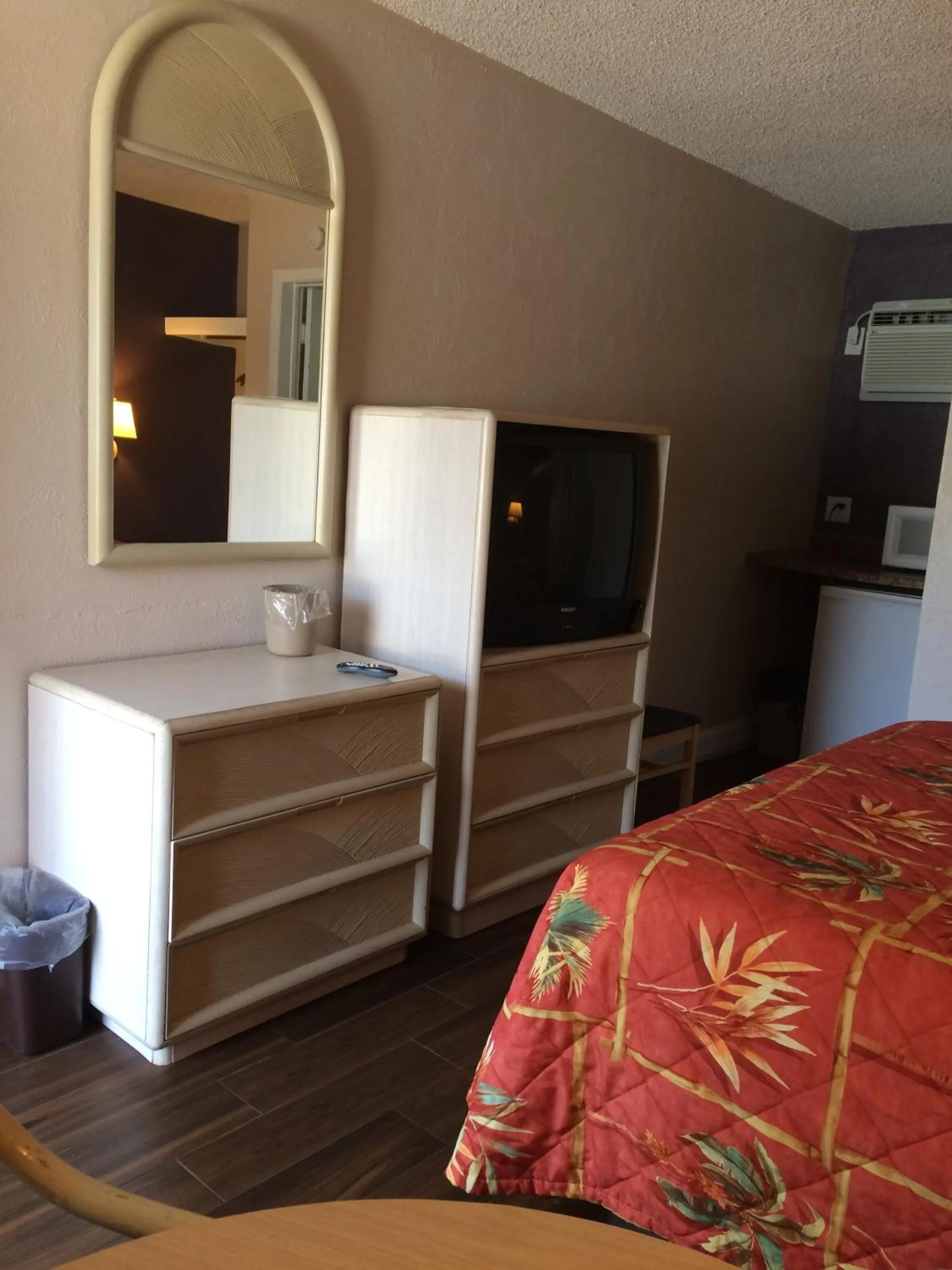 Decorative detail, Bed in Royal Court Motel