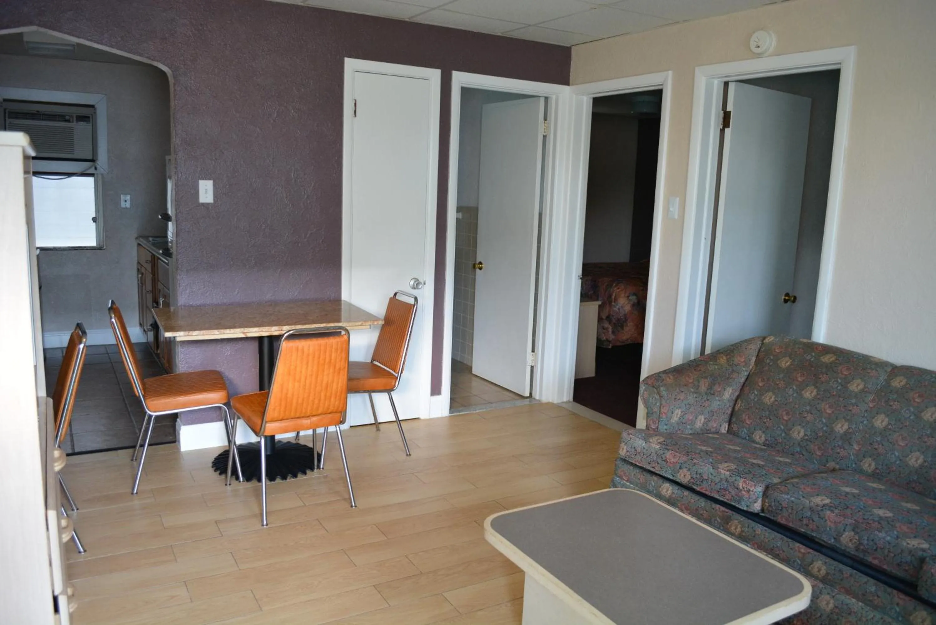 Living room in Royal Court Motel