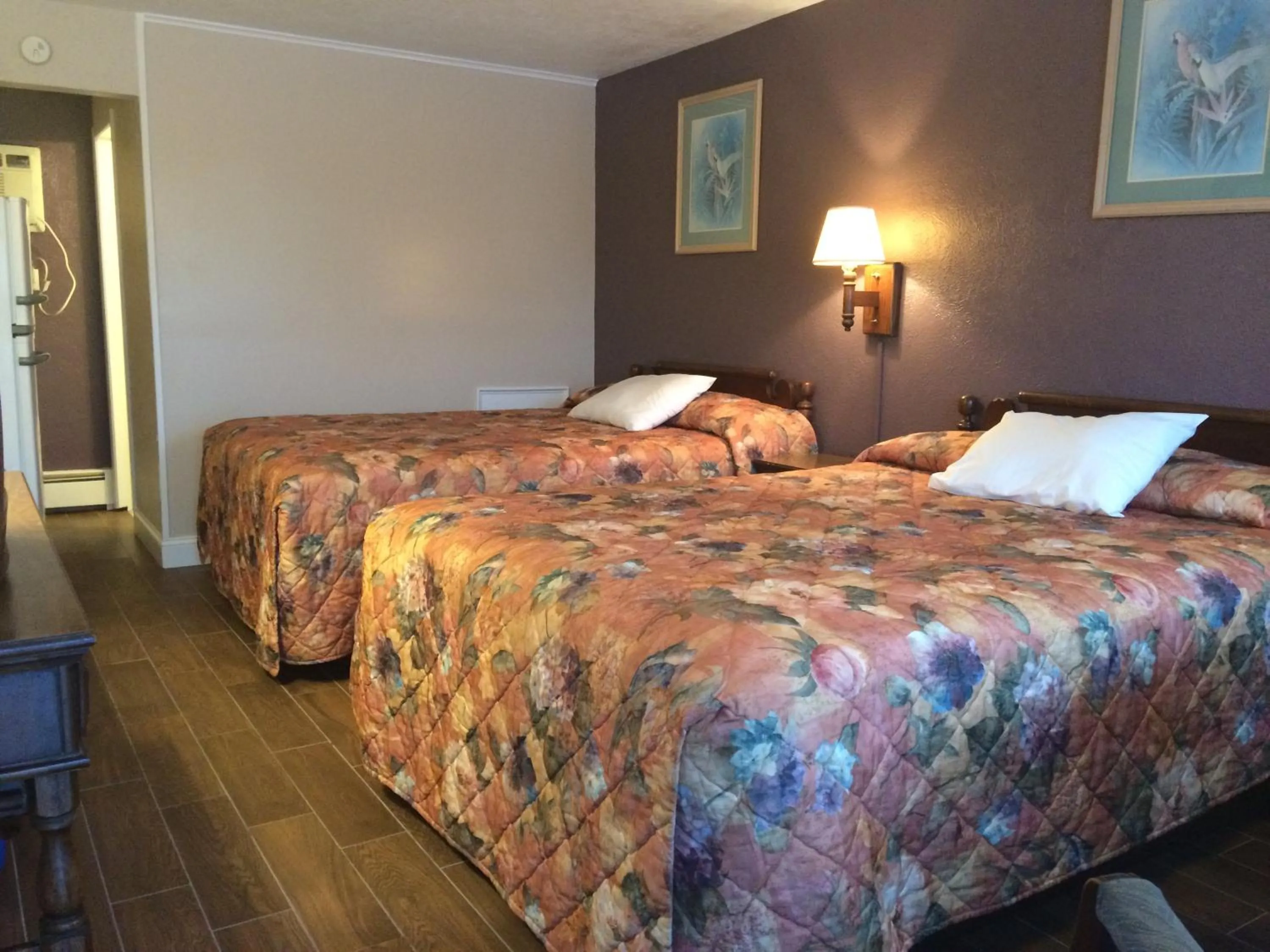 Photo of the whole room, Bed in Royal Court Motel