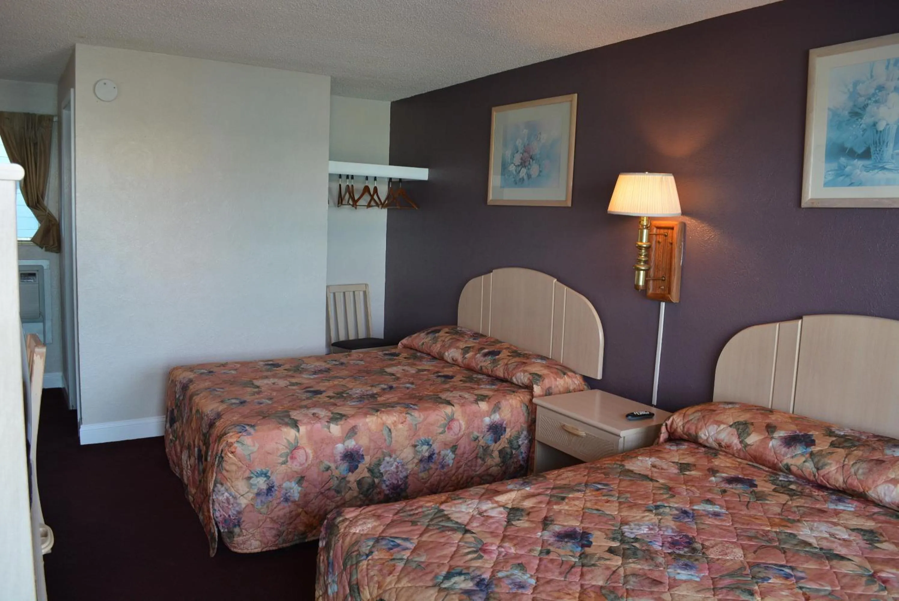 Photo of the whole room, Bed in Royal Court Motel