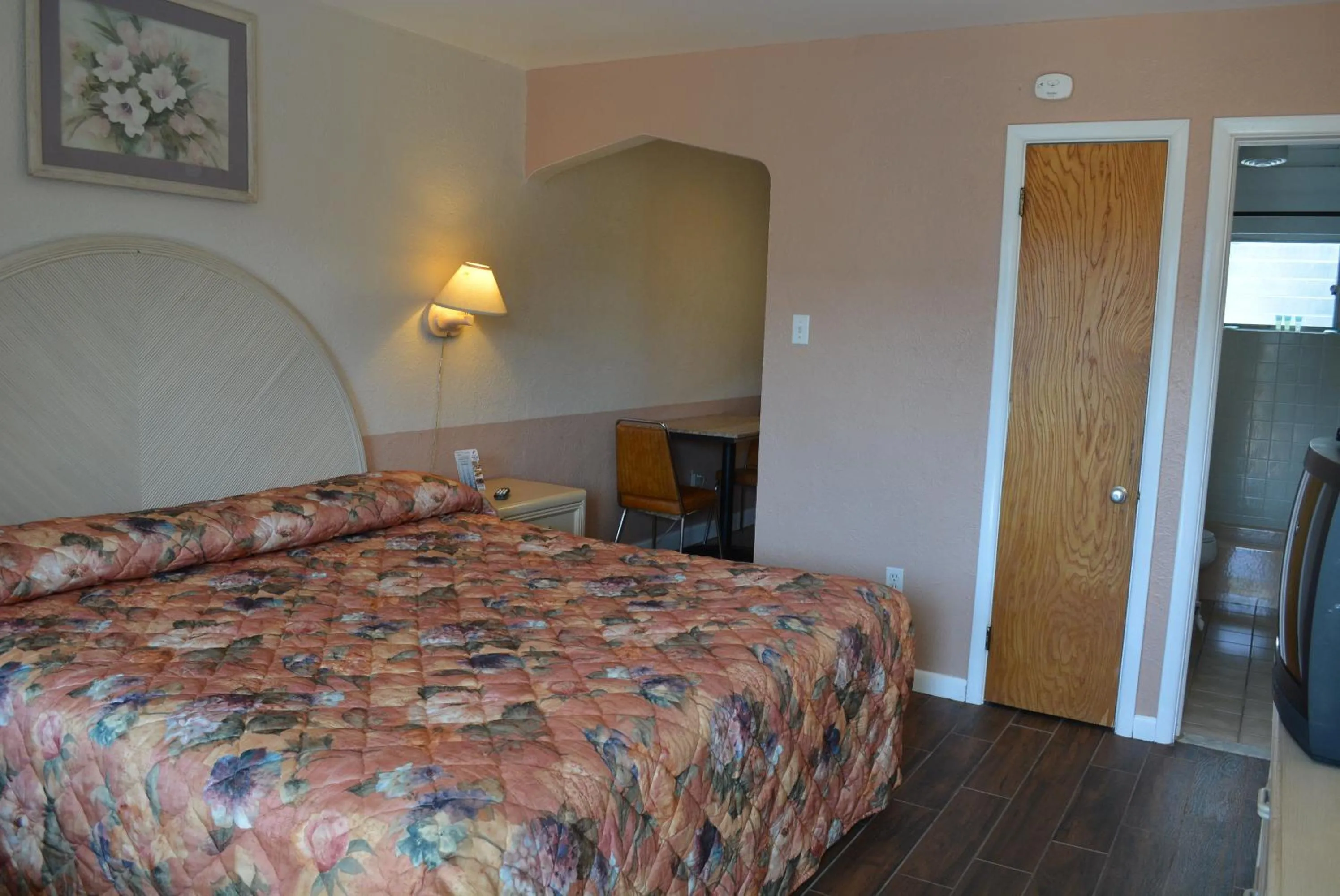 Photo of the whole room, Bed in Royal Court Motel